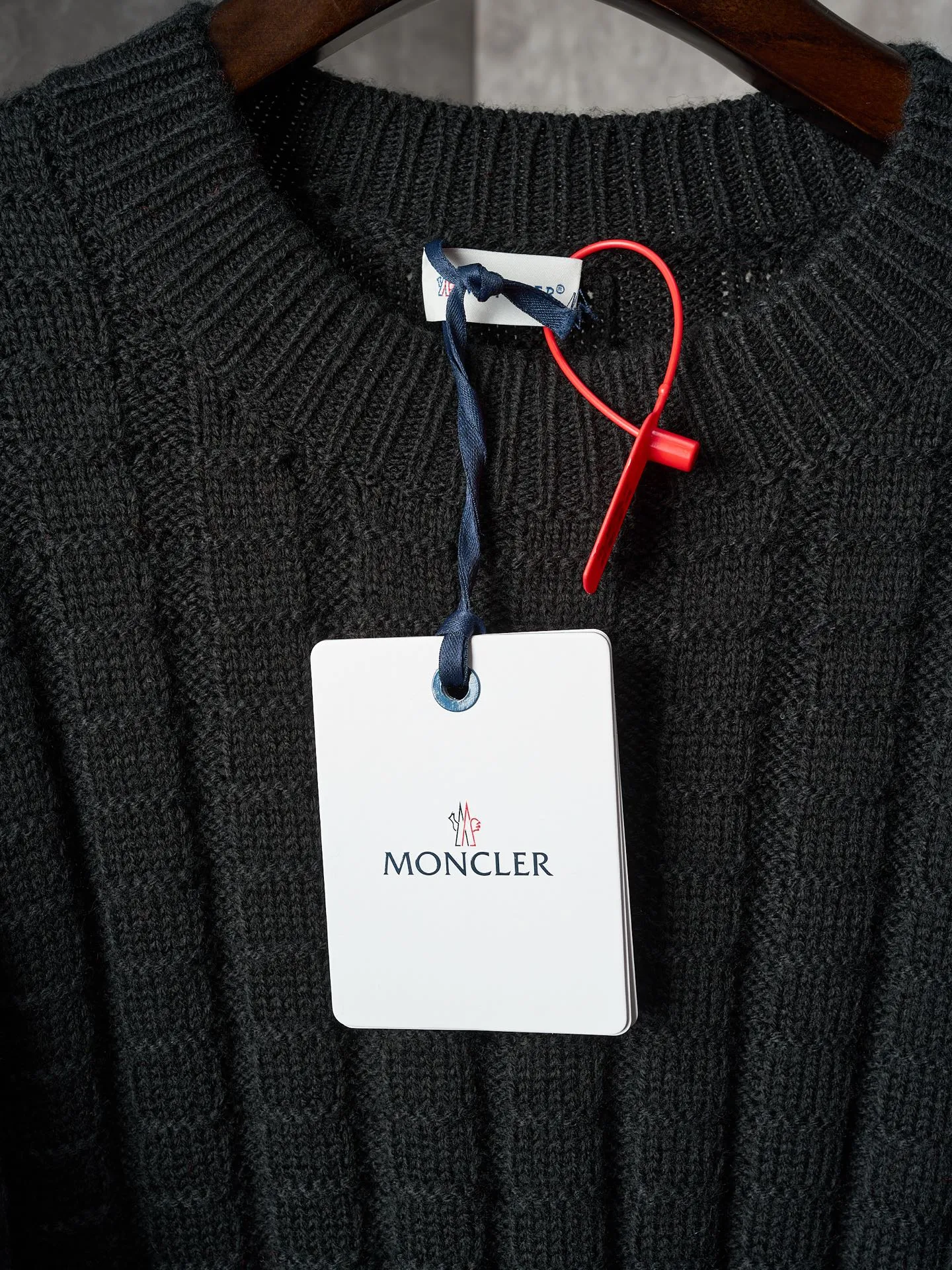 P420 Actual hanging auction] Moncler/Mask embossed woven leather logo round neck long-sleeved sweater [Ready stock] S M L The logo embroidered logo decorates the sleeves and is highly recognizable. The power aesthetic is hidden in the contrast between hardness and softness. The ultimate expression of elegance. There is no need to deliberately create its own style. The whole piece is embossed vertical grain knitting. Through specific stitching and fabric tissue changes, the vertical grains present a relief effect that is raised on the surface of the sweater by changing the arrangement of the stitching and the density of the fabric. Forming the undulating changes in the vertical grains. Curved thread structure. By changing the stitching method and the arrangement of the yarns during the knitting process, the yarns present a curved distribution in the fabric. Garment washing water plus soft and deodorizing process. Use professional washing equipment and specific detergents to deeply clean and deodorize clothes. Improve the feel and appearance of clothes and loose fit.