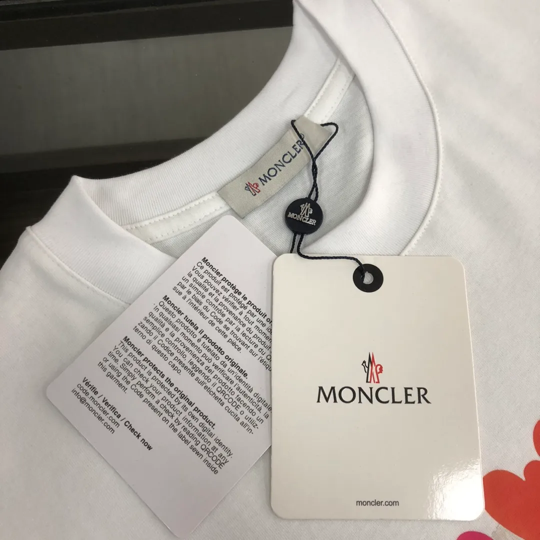 P160 🔥MONCLER The latest short-sleeved T-shirt for couples ~ Colorful bear element print ~ The fabric upper body is comfortable and breathable, not stiff, slim cut, made of high-end custom-made pure cotton fabric! The upper body is comfortable and stylish, and it can be worn alone as an inner layer. It is a must-have for fashionistas! ! ! Color: black white Size: S～XL (loose version, please state your height and weight when placing an order)