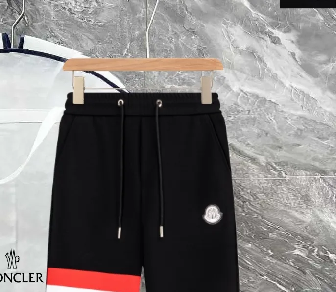 P290 Moncler new autumn trousers, European trade channels, direct delivery from Italian overseas warehouses, limited sales of overseas boutiques.  SS's new casual and fashionable sweatpants, these sweatpants use big-name designs to create a fashionable and trendy feel. The details are exquisitely processed, showing super high quality.  The pants are embellished with iconic brand logos to highlight the brand style and create a fashionable and diverse look. Carefully crafted from 100% imported fabrics, they are soft and comfortable, and are skin-friendly and warm. They are a pair of pants that are comfortable both at home and when going out. You can just wear a jacket and a sweater to go out~ Color: Black Size: M L XL 2XL 3XL