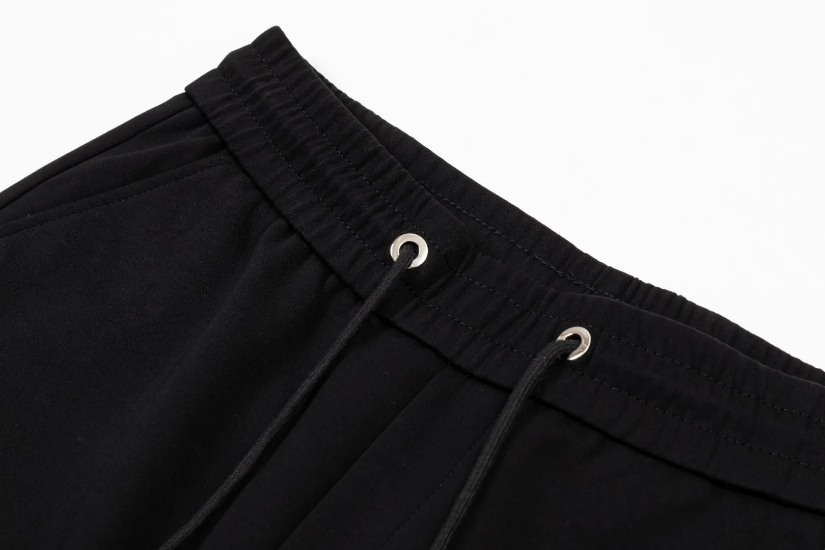 P290 Moncler new autumn trousers, European trade channels, direct delivery from Italian overseas warehouses, limited sales of overseas boutiques.  SS's new casual and fashionable sweatpants, these sweatpants use big-name designs to create a fashionable and trendy feel. The details are exquisitely processed, showing super high quality.  The pants are embellished with iconic brand logos to highlight the brand style and create a fashionable and diverse look. Carefully crafted from 100% imported fabrics, they are soft and comfortable, and are skin-friendly and warm. They are a pair of pants that are comfortable both at home and when going out. You can just wear a jacket and a sweater to go out~ Color: Black Size: M L XL 2XL 3XL