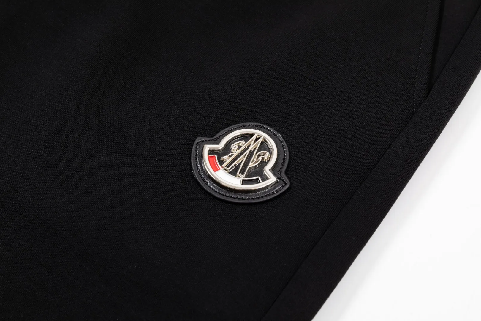 P290 Moncler new autumn trousers, European trade channels, direct delivery from Italian overseas warehouses, limited sales of overseas boutiques.  SS's new casual and fashionable sweatpants, these sweatpants use big-name designs to create a fashionable and trendy feel. The details are exquisitely processed, showing super high quality.  The pants are embellished with iconic brand logos to highlight the brand style and create a fashionable and diverse look. Carefully crafted from 100% imported fabrics, they are soft and comfortable, and are skin-friendly and warm. They are a pair of pants that are comfortable both at home and when going out. You can just wear a jacket and a sweater to go out~ Color: Black Size: M L XL 2XL 3XL