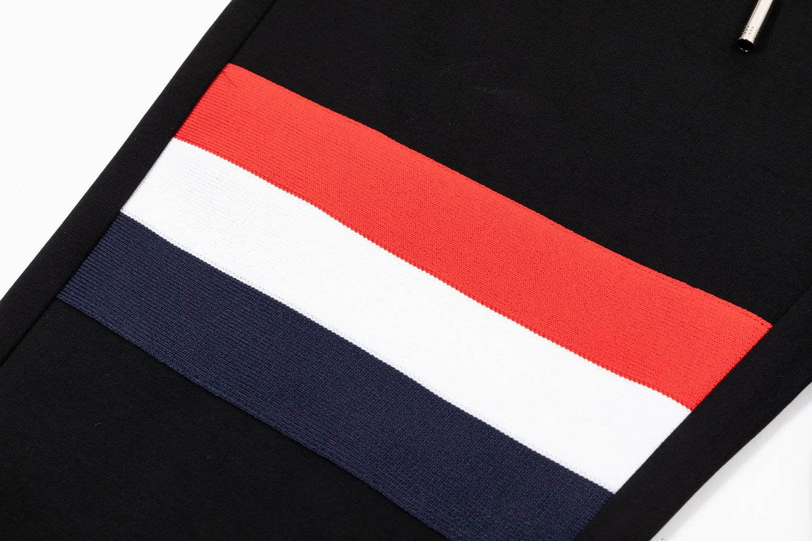 P290 Moncler new autumn trousers, European trade channels, direct delivery from Italian overseas warehouses, limited sales of overseas boutiques.  SS's new casual and fashionable sweatpants, these sweatpants use big-name designs to create a fashionable and trendy feel. The details are exquisitely processed, showing super high quality.  The pants are embellished with iconic brand logos to highlight the brand style and create a fashionable and diverse look. Carefully crafted from 100% imported fabrics, they are soft and comfortable, and are skin-friendly and warm. They are a pair of pants that are comfortable both at home and when going out. You can just wear a jacket and a sweater to go out~ Color: Black Size: M L XL 2XL 3XL