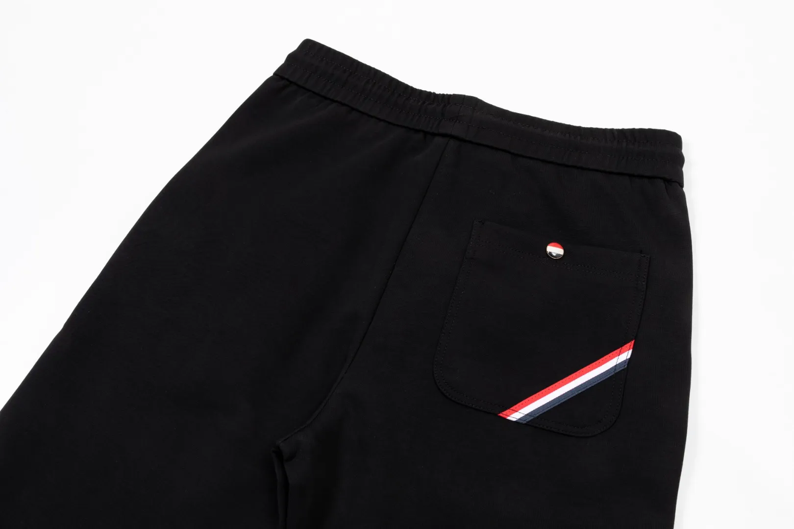 P290 Moncler new autumn trousers, European trade channels, direct delivery from Italian overseas warehouses, limited sales of overseas boutiques.  SS's new casual and fashionable sweatpants, these sweatpants use big-name designs to create a fashionable and trendy feel. The details are exquisitely processed, showing super high quality.  The pants are embellished with iconic brand logos to highlight the brand style and create a fashionable and diverse look. Carefully crafted from 100% imported fabrics, they are soft and comfortable, and are skin-friendly and warm. They are a pair of pants that are comfortable both at home and when going out. You can just wear a jacket and a sweater to go out~ Color: Black Size: M L XL 2XL 3XL