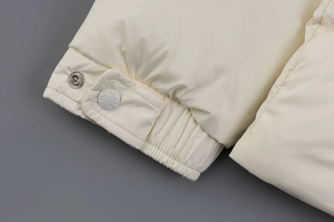 P720 top version Moncler/mask 24FWMarie70 winter women's down jacket, genuine synchronous anti-counterfeiting chip sensor! National standard 90 white duck down, high version of the classic series, never false goose down and other series of misleading! 15D nylon fabric/lining is of the highest standard, never velvet! The auxiliary materials and hardware are all custom-made from the original factory, 100% restoring the replica quality! The perfect combination of every link ensures the smoothness of each piece of clothing. Color: white pink