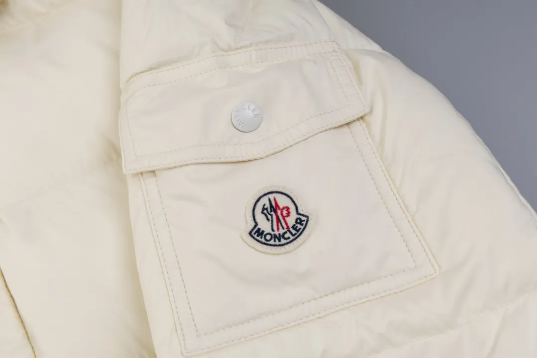 P720 top version Moncler/mask 24FWMarie70 winter women's down jacket, genuine synchronous anti-counterfeiting chip sensor! National standard 90 white duck down, high version of the classic series, never false goose down and other series of misleading! 15D nylon fabric/lining is of the highest standard, never velvet! The auxiliary materials and hardware are all custom-made from the original factory, 100% restoring the replica quality! The perfect combination of every link ensures the smoothness of each piece of clothing. Color: white pink