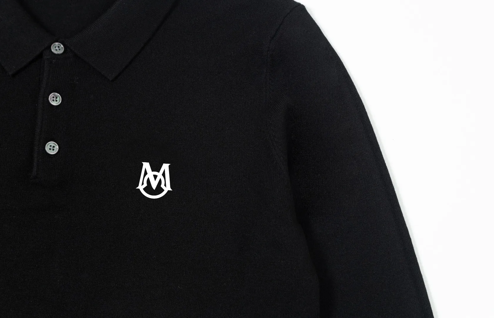P240 Moncler's latest casual Polo lapel wool sweater.  The texture is delicate, soft and comfortable, skin-friendly and warm, not easy to deform, simple and high-end style, and the logo on the chest is very exquisite and perfect! The upper body effect is very strong 👍 Color: black, gray Size: S-XL