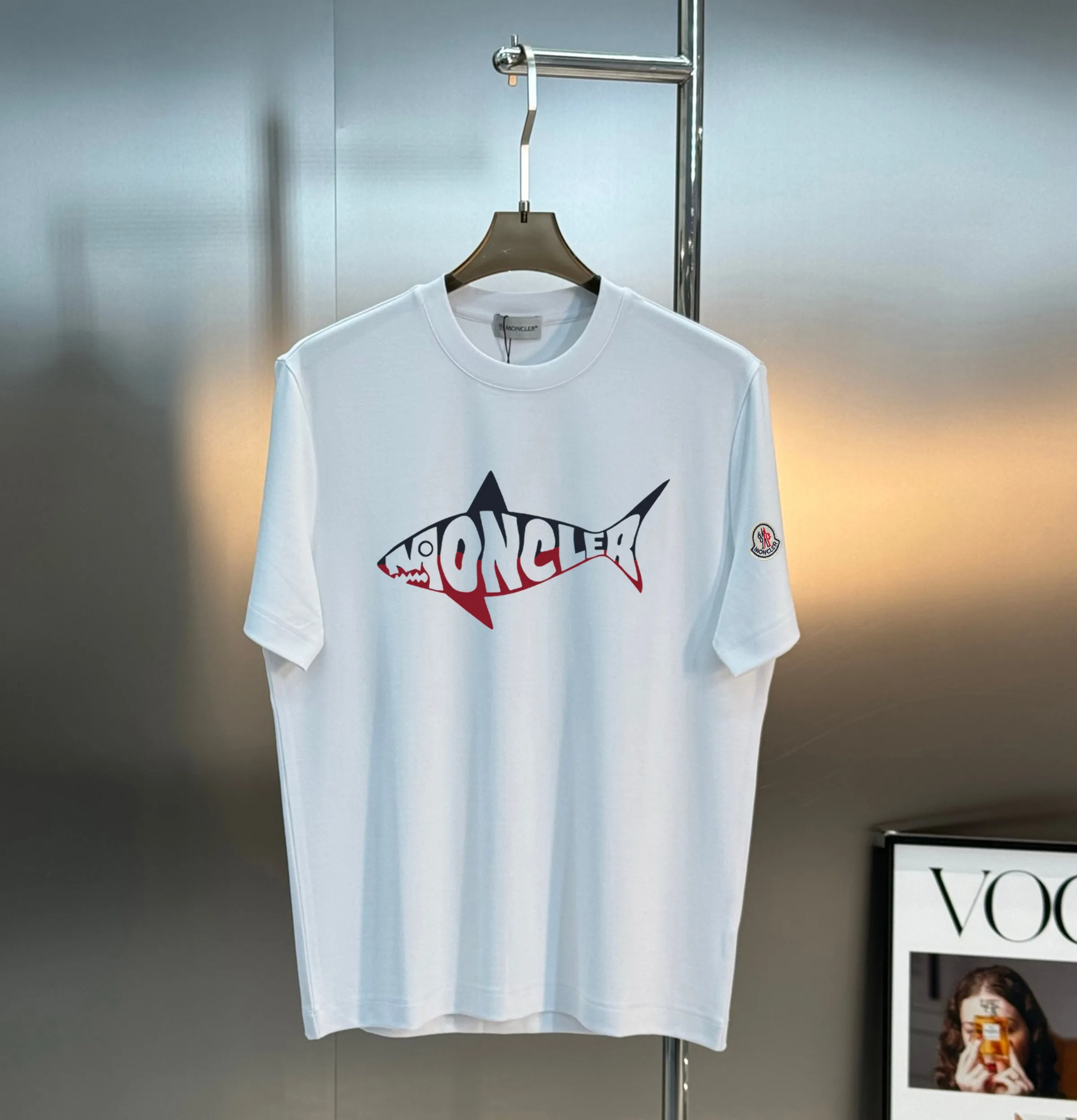 P160 Moncler 25s new modal T-shirt. Brand letter logo printing design. Shark printing. Presenting something special. Clean, refreshing, simple and generous. Recommended items for any age [Fireworks] regular version! Customized 250g modal comb fabric, the surface is skin-friendly and smooth, and the body is as comfortable as a baby! Color: Black. White. Size: s-xxl
