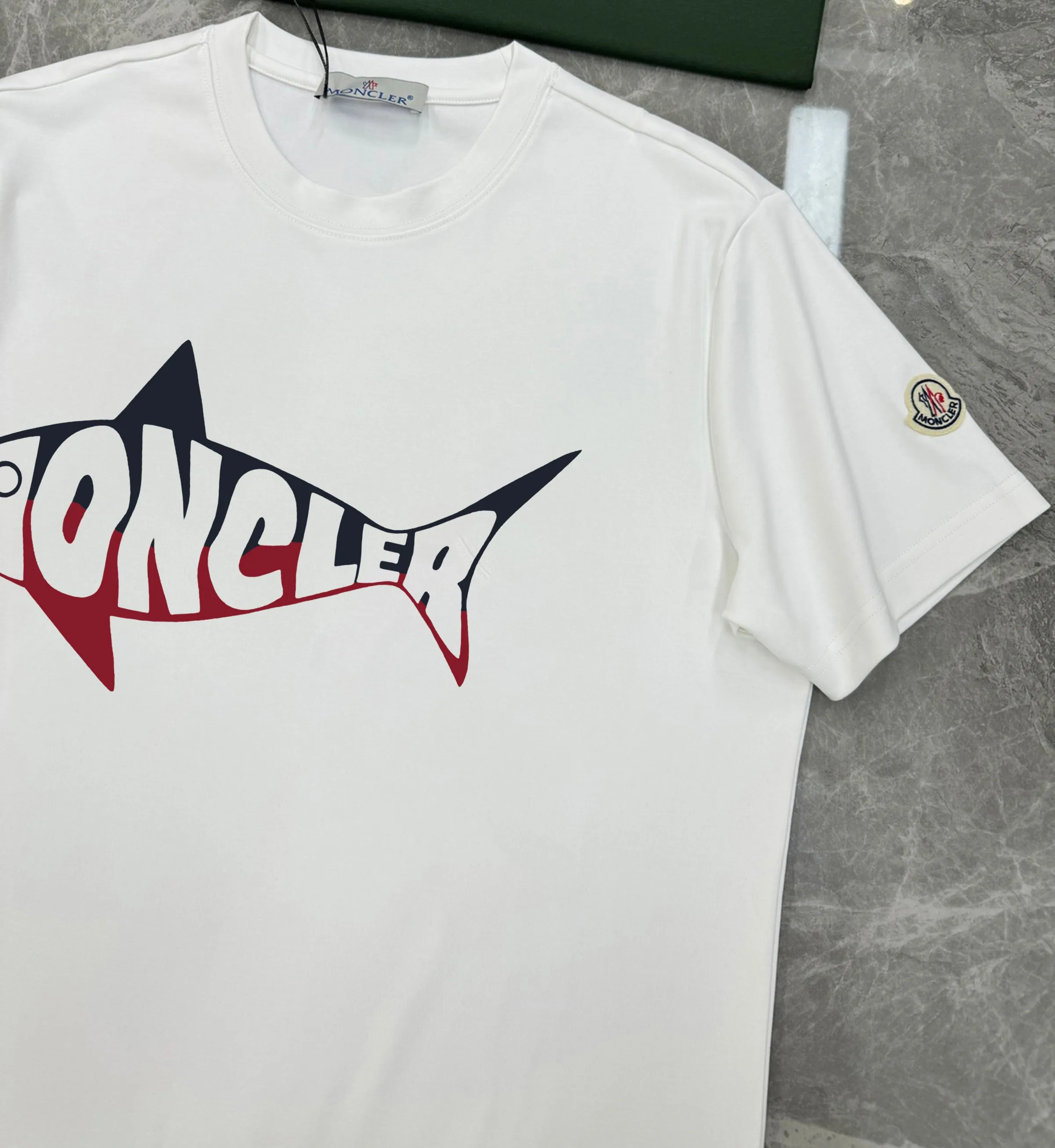 P160 Moncler 25s new modal T-shirt. Brand letter logo printing design. Shark printing. Presenting something special. Clean, refreshing, simple and generous. Recommended items for any age [Fireworks] regular version! Customized 250g modal comb fabric, the surface is skin-friendly and smooth, and the body is as comfortable as a baby! Color: Black. White. Size: s-xxl