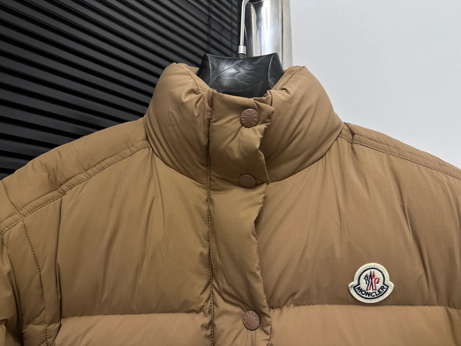 P900 [moncler] Meng Mouth Autumn and Winter New Style🉑️Disassembly Down Jacket Original custom-made hardware accessories are all imported and original customization Welcome to compare Absolutely high quality Use top-grade 90 white goose down Super soft Filled with fluffy and full feathers Super heavy-duty Fabric workmanship and perfect version Note that the fabric is super comfortable Exclusive model Non-market goods Color; White Khaki Size: 1234
