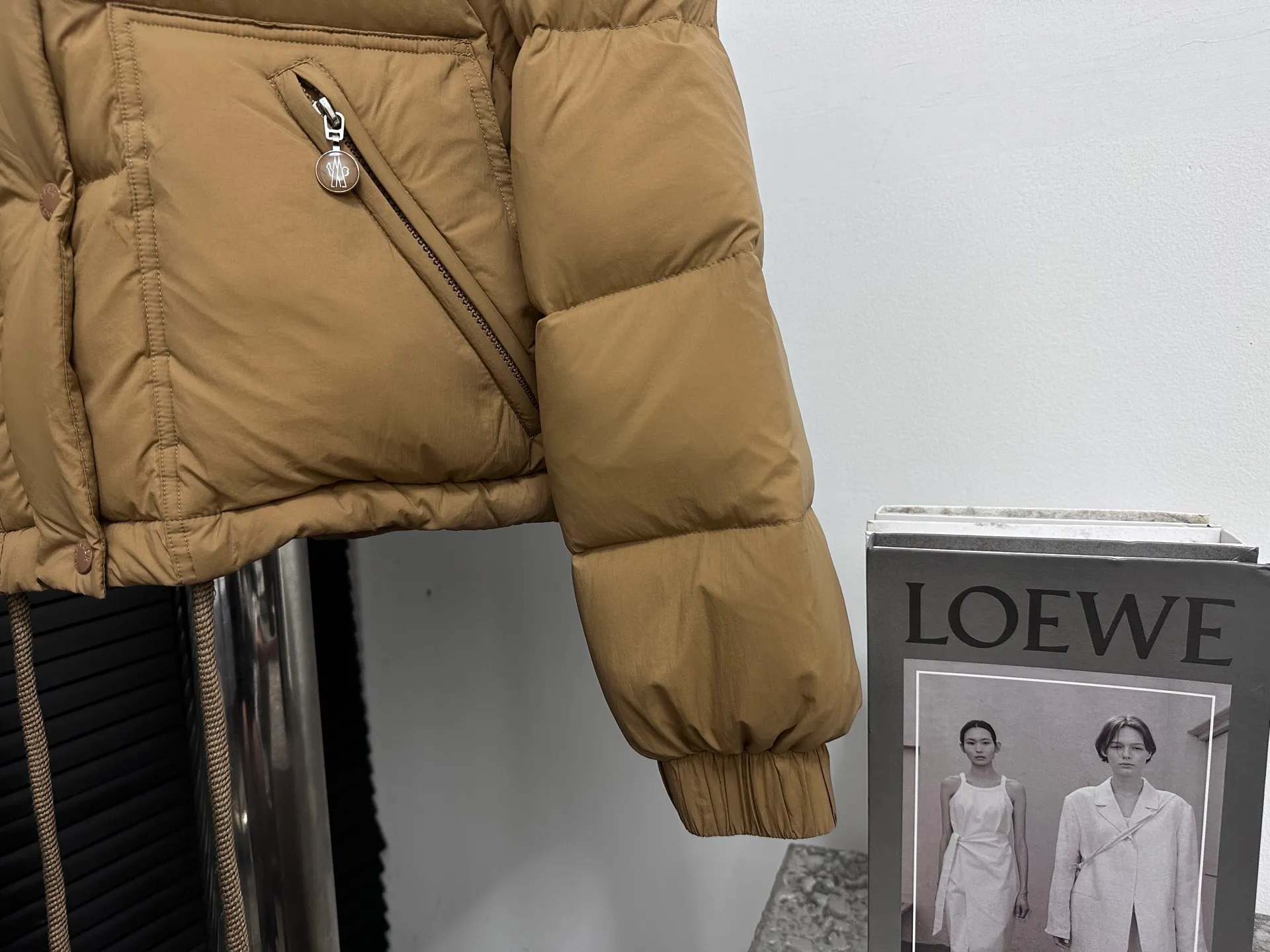 P900 [moncler] Meng Mouth Autumn and Winter New Style🉑️Disassembly Down Jacket Original custom-made hardware accessories are all imported and original customization Welcome to compare Absolutely high quality Use top-grade 90 white goose down Super soft Filled with fluffy and full feathers Super heavy-duty Fabric workmanship and perfect version Note that the fabric is super comfortable Exclusive model Non-market goods Color; White Khaki Size: 1234