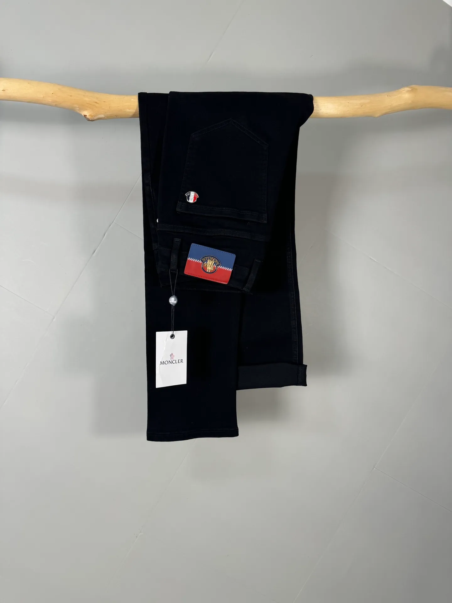 P400 MONCLER Men's denim jeans, official album and poster wear style!  High-grade imported denim raw-color fabrics are supplied to customers. Pure 13oz denim fabrics from Okayama, Japan are specially selected. Heavy-duty environmentally friendly plant enzyme washing process is used. The texture has a light retro color and is quite beautiful, which is very suitable for spring and summer colors. After washing, the fabric is soft and delicate, but has a strong sense of bones and a slight stretch, which provides an excellent comfortable experience. There is no damage from any technical elements throughout the body, retaining the purest tannin color! The details throughout the body are perfect, exquisite and elegant. The latest leather label on the waist highlights the brand's characteristics. The hardware accessories, leather label and wiring all reflect the craftsmanship! The silhouette is perfectly tailored and has excellent butt lift and slimming effect. It can be easily matched with any top in the wardrobe. It has wide compatibility and is suitable for various daily wear. The upper body is full of shape. It is a must-have trousers for those who are obsessed with quality control and 1V! Size: 29-38 No 35 37