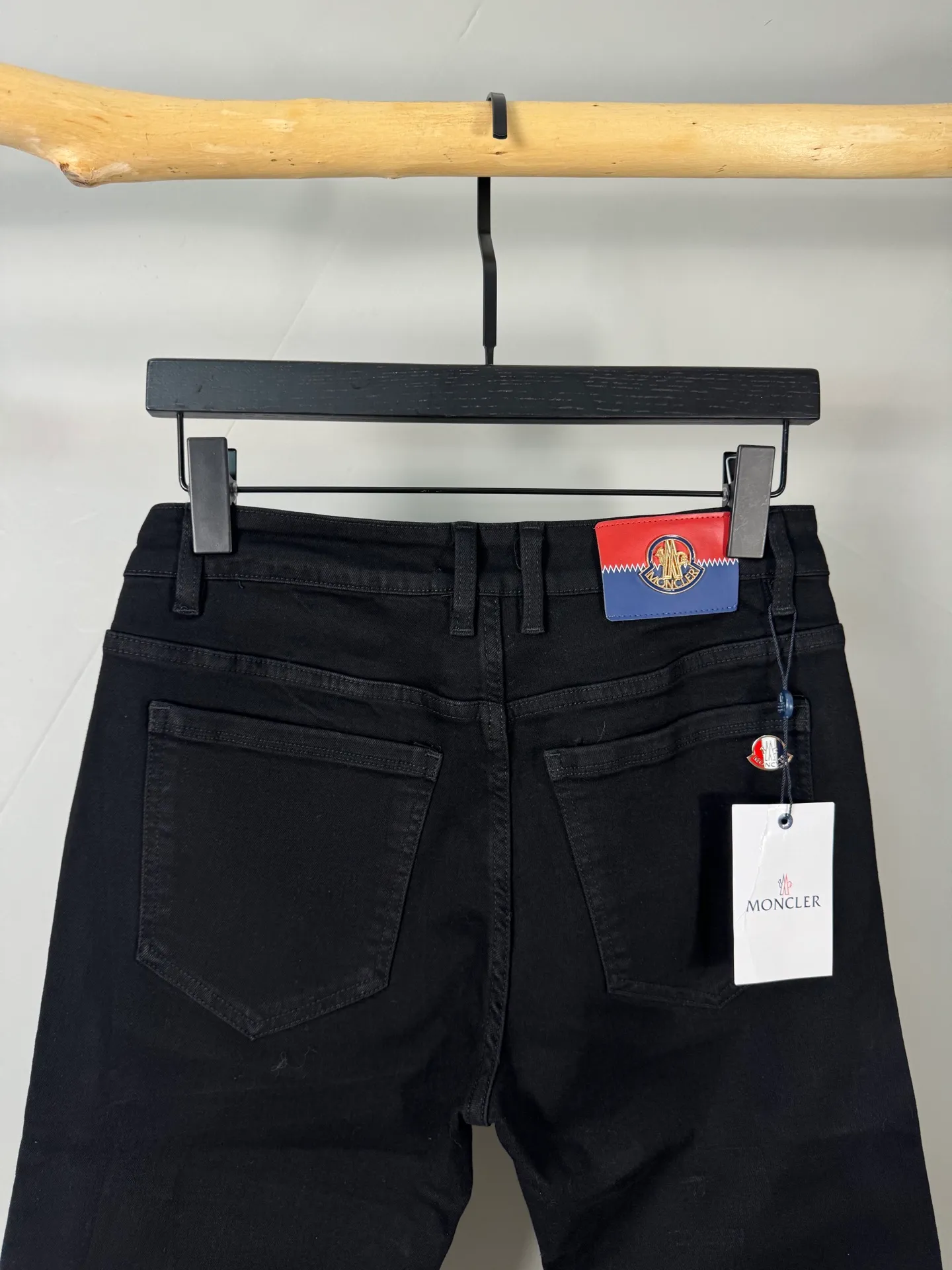 P400 MONCLER Men's denim jeans, official album and poster wear style!  High-grade imported denim raw-color fabrics are supplied to customers. Pure 13oz denim fabrics from Okayama, Japan are specially selected. Heavy-duty environmentally friendly plant enzyme washing process is used. The texture has a light retro color and is quite beautiful, which is very suitable for spring and summer colors. After washing, the fabric is soft and delicate, but has a strong sense of bones and a slight stretch, which provides an excellent comfortable experience. There is no damage from any technical elements throughout the body, retaining the purest tannin color! The details throughout the body are perfect, exquisite and elegant. The latest leather label on the waist highlights the brand's characteristics. The hardware accessories, leather label and wiring all reflect the craftsmanship! The silhouette is perfectly tailored and has excellent butt lift and slimming effect. It can be easily matched with any top in the wardrobe. It has wide compatibility and is suitable for various daily wear. The upper body is full of shape. It is a must-have trousers for those who are obsessed with quality control and 1V! Size: 29-38 No 35 37
