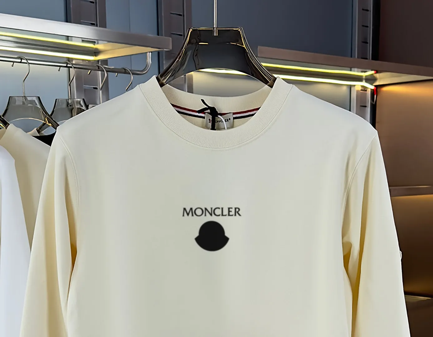P210 high version sweatshirt) 📦With exclusive packaging📦 [Long-term ready stock] Upgraded version "Mobile phone smart sensor ~ NFC chip armband ~ Directly to the official website for anti-counterfeiting" 〖 𝐌𝐎𝐍𝐂𝐋𝐄𝐑 ~ Mouth covering〗 2025 new high quality, using 450 grams of heavyweight fabric Different from the market currency, you can mix and match everything at will and you will be handsome😎The whole clothes is made of double waistcoats. The double waistcoats make the whole dress more three-dimensional. It is not an ordinary factory that can do such fine work. 2025 autumn and winter new style, on sale at the counter, exquisite printed round neck terry sweatshirt. High-end double-ply cotton. Customized stretch ribs are dyed in the same vat. Three standards are complete. It is matched with digital printing patterns and is very breathable. Same style for men and women. Color: black, white, apricot. Size: S M L XL 2XL