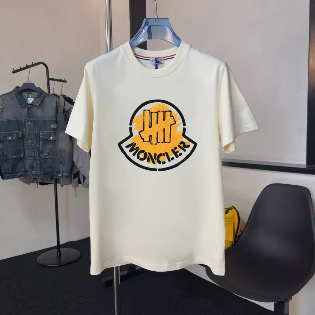P140 Upgraded version "Mobile phone smart sensor ~ NFC chip armband ~ Direct access to the official website for anti-counterfeiting" "Moncler ~ Mouth Mouth" 2025 new high-quality round neck short-sleeved T-shirt. The cuffs have imported embroidered labels. Customized dyeing, very comfortable to touch. Super versatile and good-looking short-sleeved. Complete with three labels. Non-market ordinary version. Feel free to compare. Quality is absolutely guaranteed! ‼ First of all, this original fabric is all custom-woven with 32-count double yarn fabric, 250G, and the weight is the same‼ Fine workmanship, double waistcoat method, double waistcoat method, double waistcoat method makes the whole dress more three-dimensional, which is not a craft that ordinary T-shirts can achieve🤪 Size: S-M-L-XL-2XL Color: black, white, apricot, same style for men and women