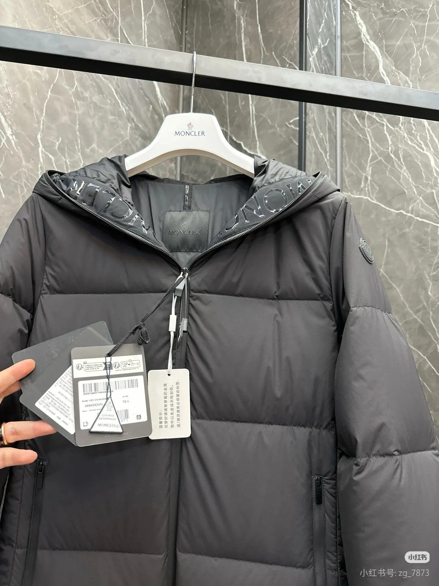P920 2025NEW new moncler Arredoun women's hooded long down jacket, fashionable and dynamic, new interpretation of simple style, long waisted down jacket, elasticated back waist design, hooded design, hood access control logo, offset printing, low-key, high-end, super soft, skin-friendly fabric, heat-locking and warm, high-quality 90 velvet, excellent warmth retention, all fabrics are customized! High-density matte matte fabric with four layers of fabric + high density to prevent leakage, lint and other problems. There is no doubt about the quality, and the fit is slim! Highly filled with down, waterproof zipper design, excellent windproof and warm performance. Color: Black Size: 0-1-2