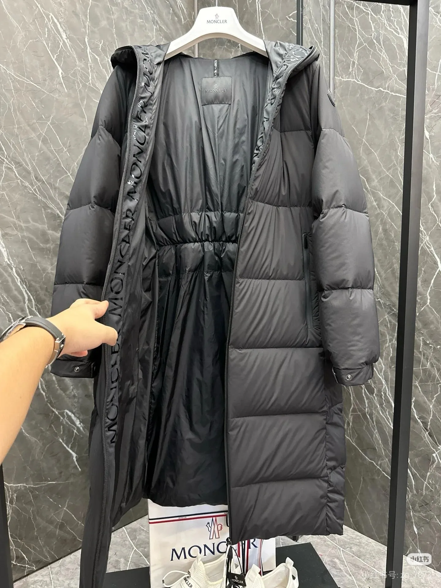 P920 2025NEW new moncler Arredoun women's hooded long down jacket, fashionable and dynamic, new interpretation of simple style, long waisted down jacket, elasticated back waist design, hooded design, hood access control logo, offset printing, low-key, high-end, super soft, skin-friendly fabric, heat-locking and warm, high-quality 90 velvet, excellent warmth retention, all fabrics are customized! High-density matte matte fabric with four layers of fabric + high density to prevent leakage, lint and other problems. There is no doubt about the quality, and the fit is slim! Highly filled with down, waterproof zipper design, excellent windproof and warm performance. Color: Black Size: 0-1-2