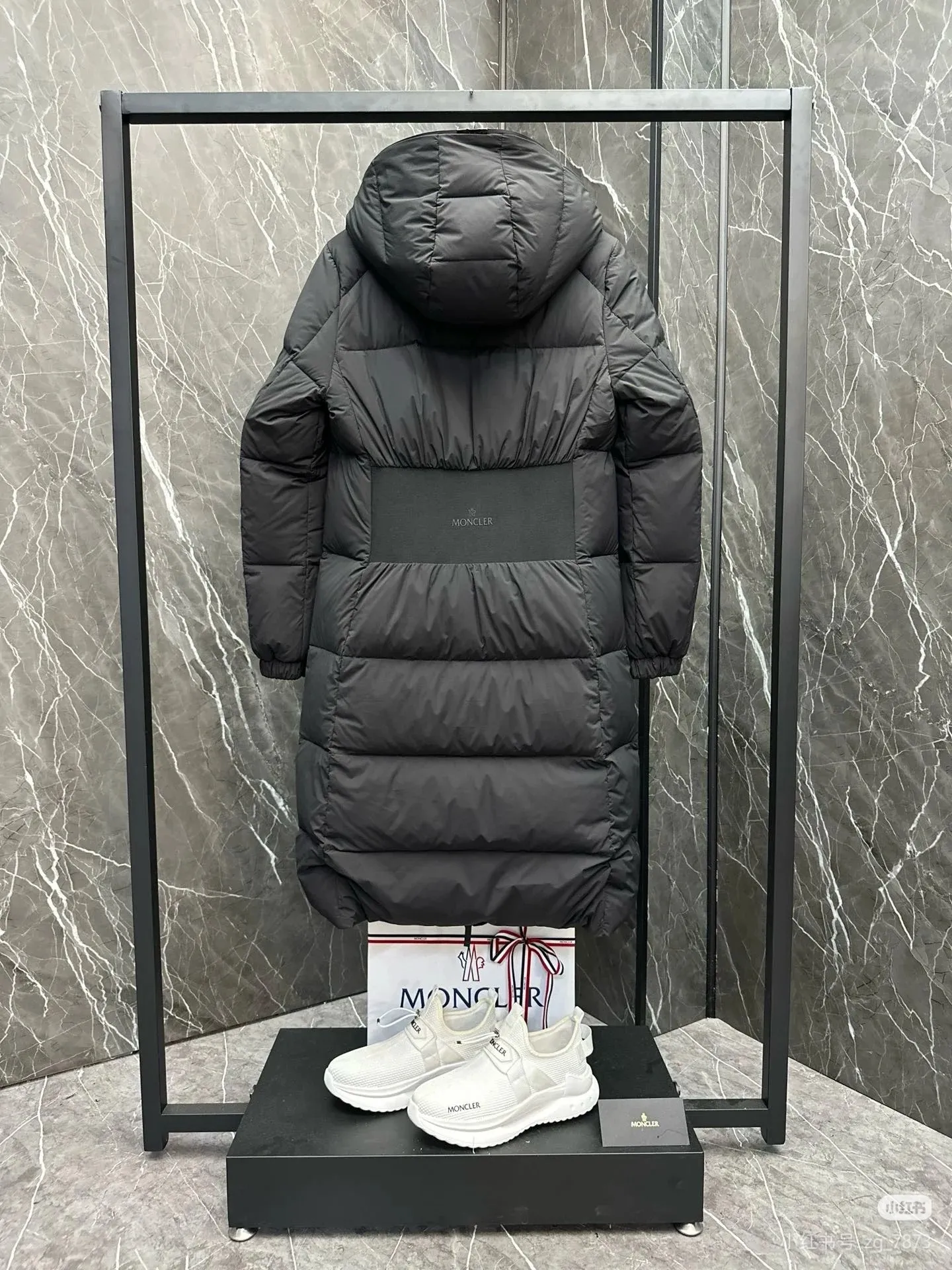 P920 2025NEW new moncler Arredoun women's hooded long down jacket, fashionable and dynamic, new interpretation of simple style, long waisted down jacket, elasticated back waist design, hooded design, hood access control logo, offset printing, low-key, high-end, super soft, skin-friendly fabric, heat-locking and warm, high-quality 90 velvet, excellent warmth retention, all fabrics are customized! High-density matte matte fabric with four layers of fabric + high density to prevent leakage, lint and other problems. There is no doubt about the quality, and the fit is slim! Highly filled with down, waterproof zipper design, excellent windproof and warm performance. Color: Black Size: 0-1-2
