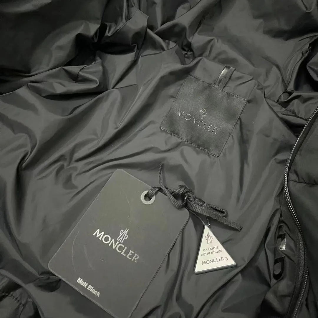 P920 2025NEW new moncler Arredoun women's hooded long down jacket, fashionable and dynamic, new interpretation of simple style, long waisted down jacket, elasticated back waist design, hooded design, hood access control logo, offset printing, low-key, high-end, super soft, skin-friendly fabric, heat-locking and warm, high-quality 90 velvet, excellent warmth retention, all fabrics are customized! High-density matte matte fabric with four layers of fabric + high density to prevent leakage, lint and other problems. There is no doubt about the quality, and the fit is slim! Highly filled with down, waterproof zipper design, excellent windproof and warm performance. Color: Black Size: 0-1-2