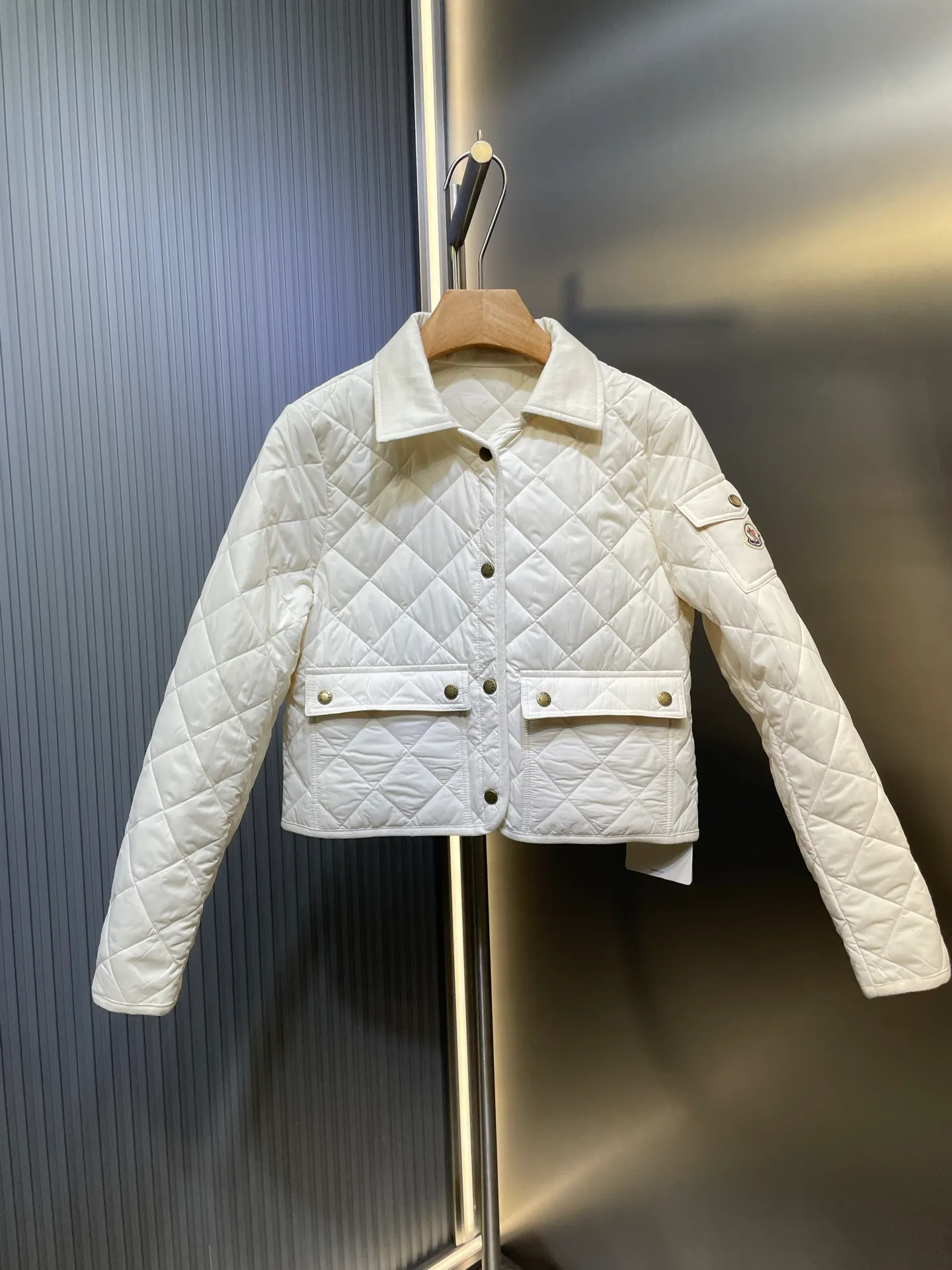 P430 moncler 🌟【Top original order】25 new diamond-shaped quilted quilted short cotton jacket. Tempered lapel, double pockets and short design! The age-reducing girlish temperament, the imported machine-pressed lattice technology and three-dimensional tailoring, the classic version interprets the autumn and winter layering style to keep warm! British style is versatile and handsome! Lightweight and warm fabric, imported machine gap workmanship quality depends on the details size: s m l