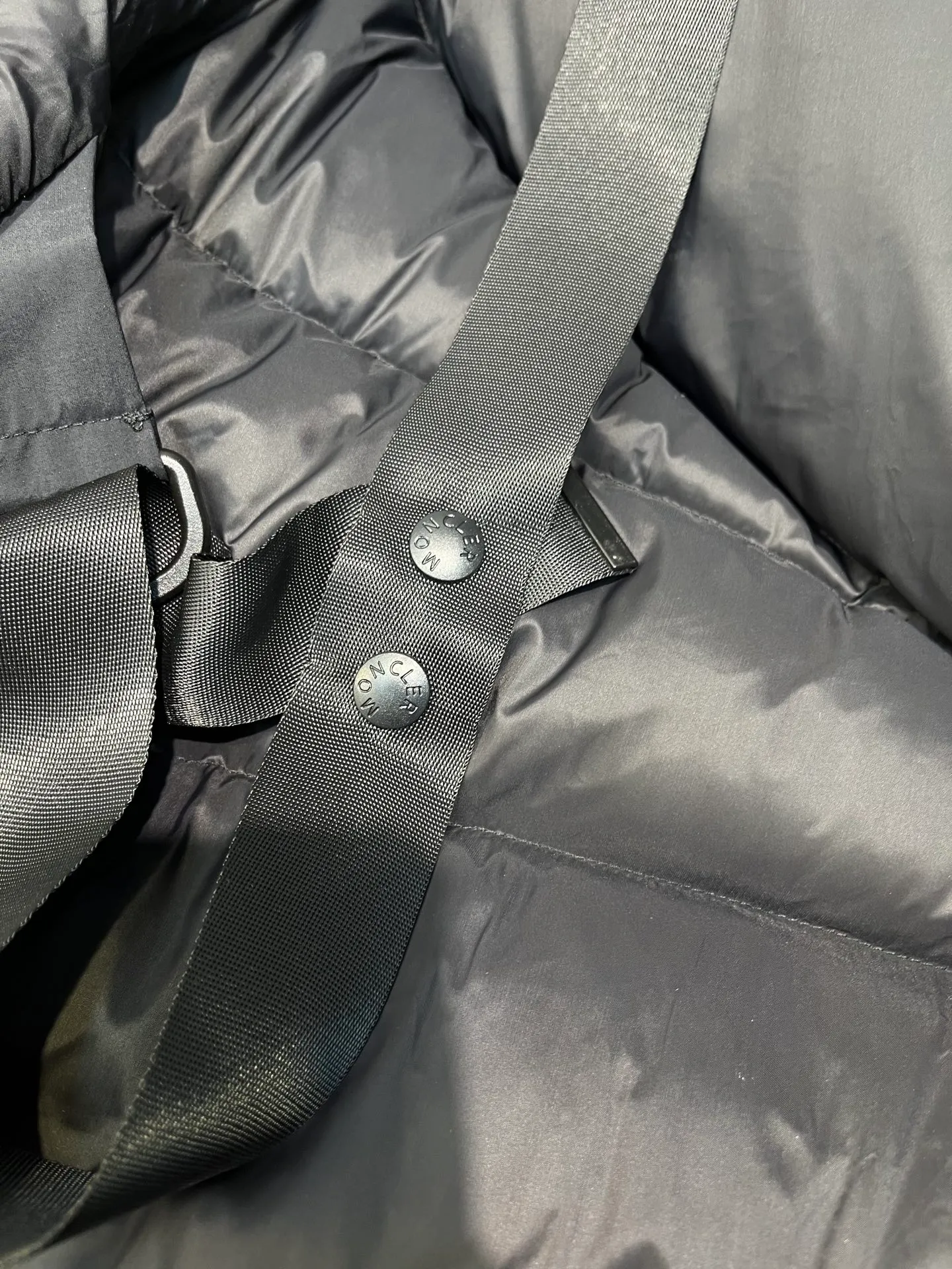 P1040 moncler 🌟 2025 new autumn and winter down jacket. Original 1:1 custom-made hardware accessories, all imported and original customization. Welcome to compare at the counter. Absolutely high quality. Made of top 90 down. Super soft. Full and fluffy. Super heavy workmanship. Fabric workmanship. 👍Perfect version. Note⚠The fabric is super comfortable. Exclusive model. Non-market product. Same style for men and women. Size: s-xxl