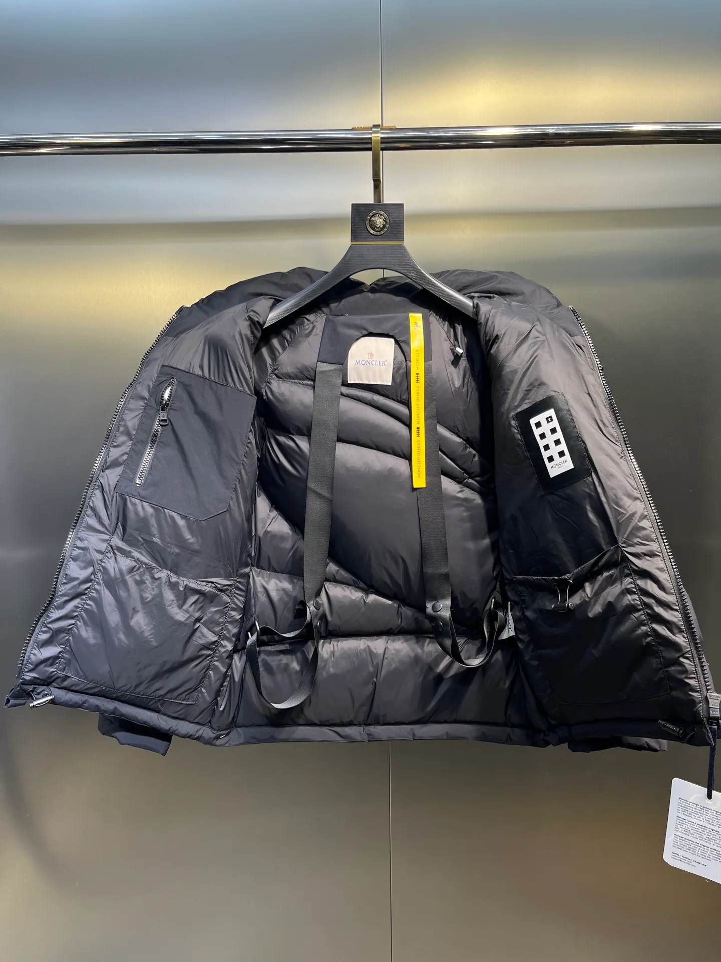 P1040 moncler 🌟 2025 new autumn and winter down jacket. Original 1:1 custom-made hardware accessories, all imported and original customization. Welcome to compare at the counter. Absolutely high quality. Made of top 90 down. Super soft. Full and fluffy. Super heavy workmanship. Fabric workmanship. 👍Perfect version. Note⚠The fabric is super comfortable. Exclusive model. Non-market product. Same style for men and women. Size: s-xxl
