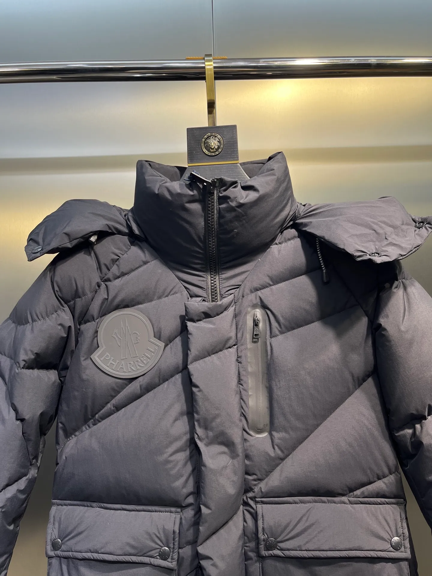P1040 moncler 🌟 2025 new autumn and winter down jacket. Original 1:1 custom-made hardware accessories, all imported and original customization. Welcome to compare at the counter. Absolutely high quality. Made of top 90 down. Super soft. Full and fluffy. Super heavy workmanship. Fabric workmanship. 👍Perfect version. Note⚠The fabric is super comfortable. Exclusive model. Non-market product. Same style for men and women. Size: s-xxl