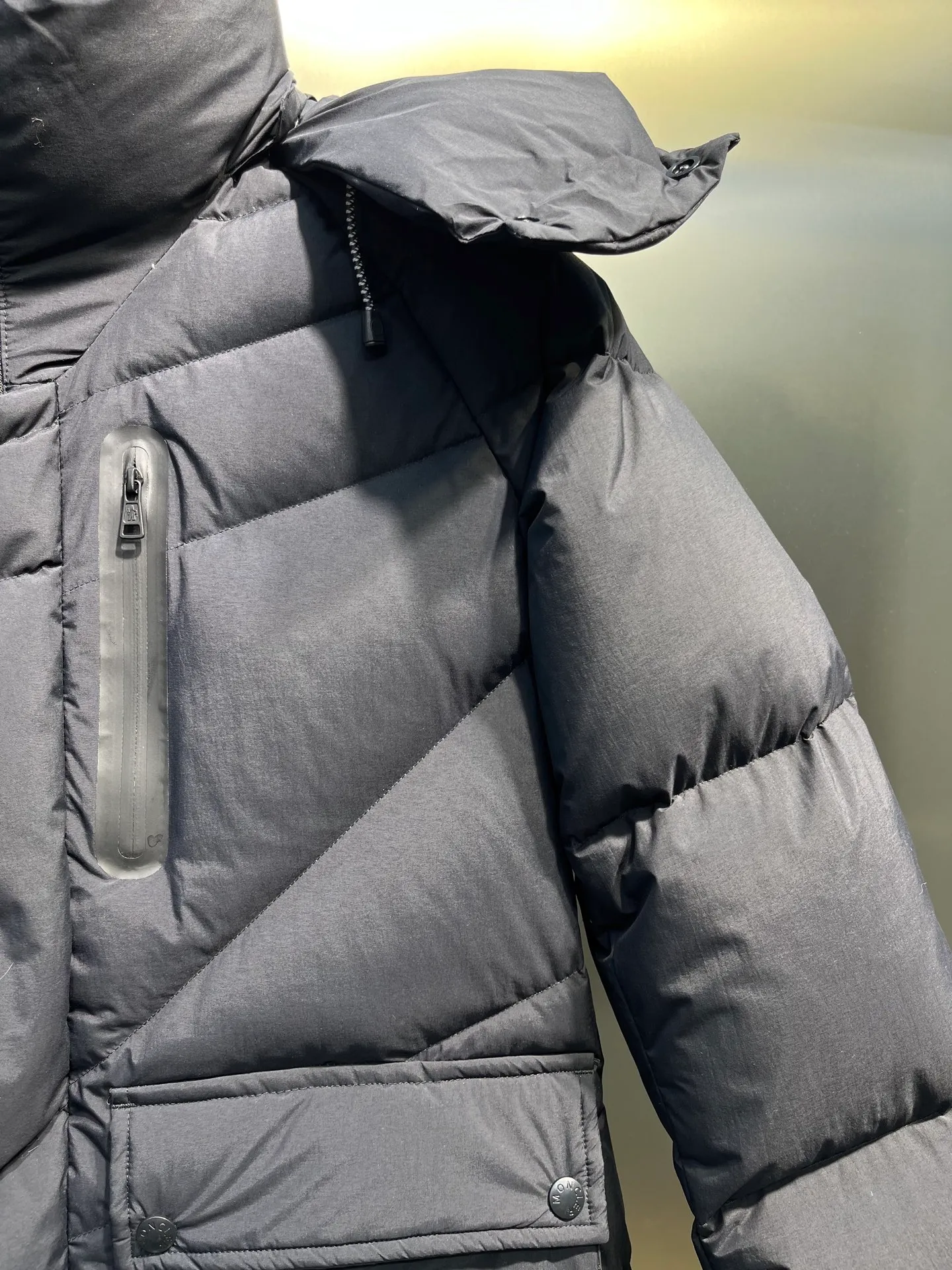P1040 moncler 🌟 2025 new autumn and winter down jacket. Original 1:1 custom-made hardware accessories, all imported and original customization. Welcome to compare at the counter. Absolutely high quality. Made of top 90 down. Super soft. Full and fluffy. Super heavy workmanship. Fabric workmanship. 👍Perfect version. Note⚠The fabric is super comfortable. Exclusive model. Non-market product. Same style for men and women. Size: s-xxl