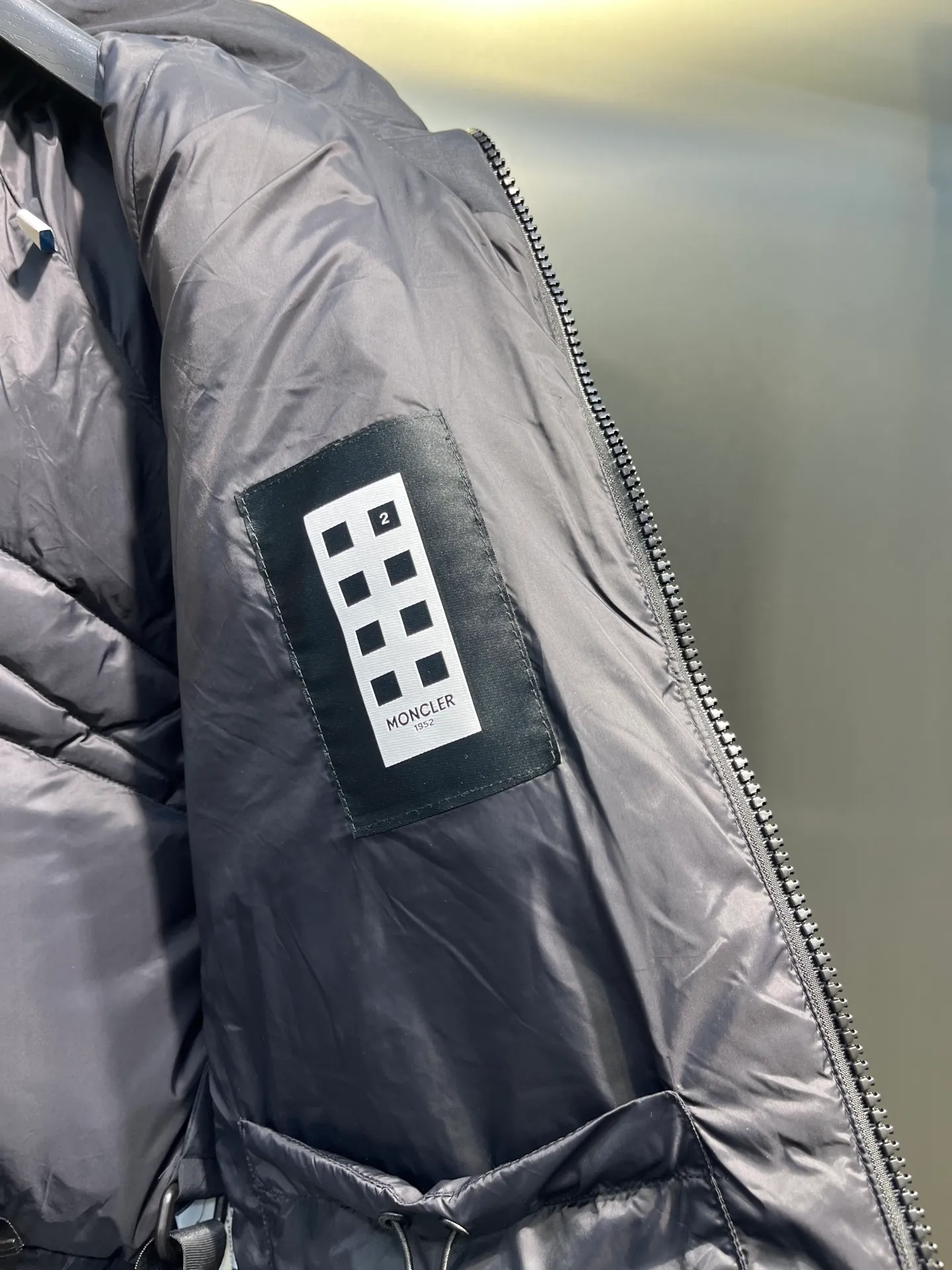 P1040 moncler 🌟 2025 new autumn and winter down jacket. Original 1:1 custom-made hardware accessories, all imported and original customization. Welcome to compare at the counter. Absolutely high quality. Made of top 90 down. Super soft. Full and fluffy. Super heavy workmanship. Fabric workmanship. 👍Perfect version. Note⚠The fabric is super comfortable. Exclusive model. Non-market product. Same style for men and women. Size: s-xxl