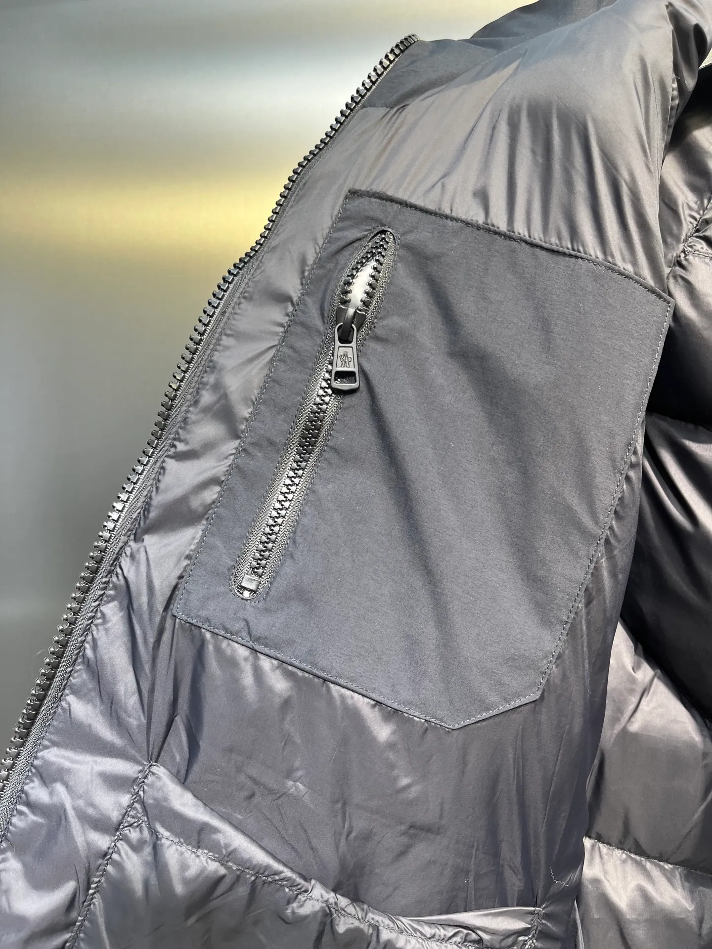 P1040 moncler 🌟 2025 new autumn and winter down jacket. Original 1:1 custom-made hardware accessories, all imported and original customization. Welcome to compare at the counter. Absolutely high quality. Made of top 90 down. Super soft. Full and fluffy. Super heavy workmanship. Fabric workmanship. 👍Perfect version. Note⚠The fabric is super comfortable. Exclusive model. Non-market product. Same style for men and women. Size: s-xxl