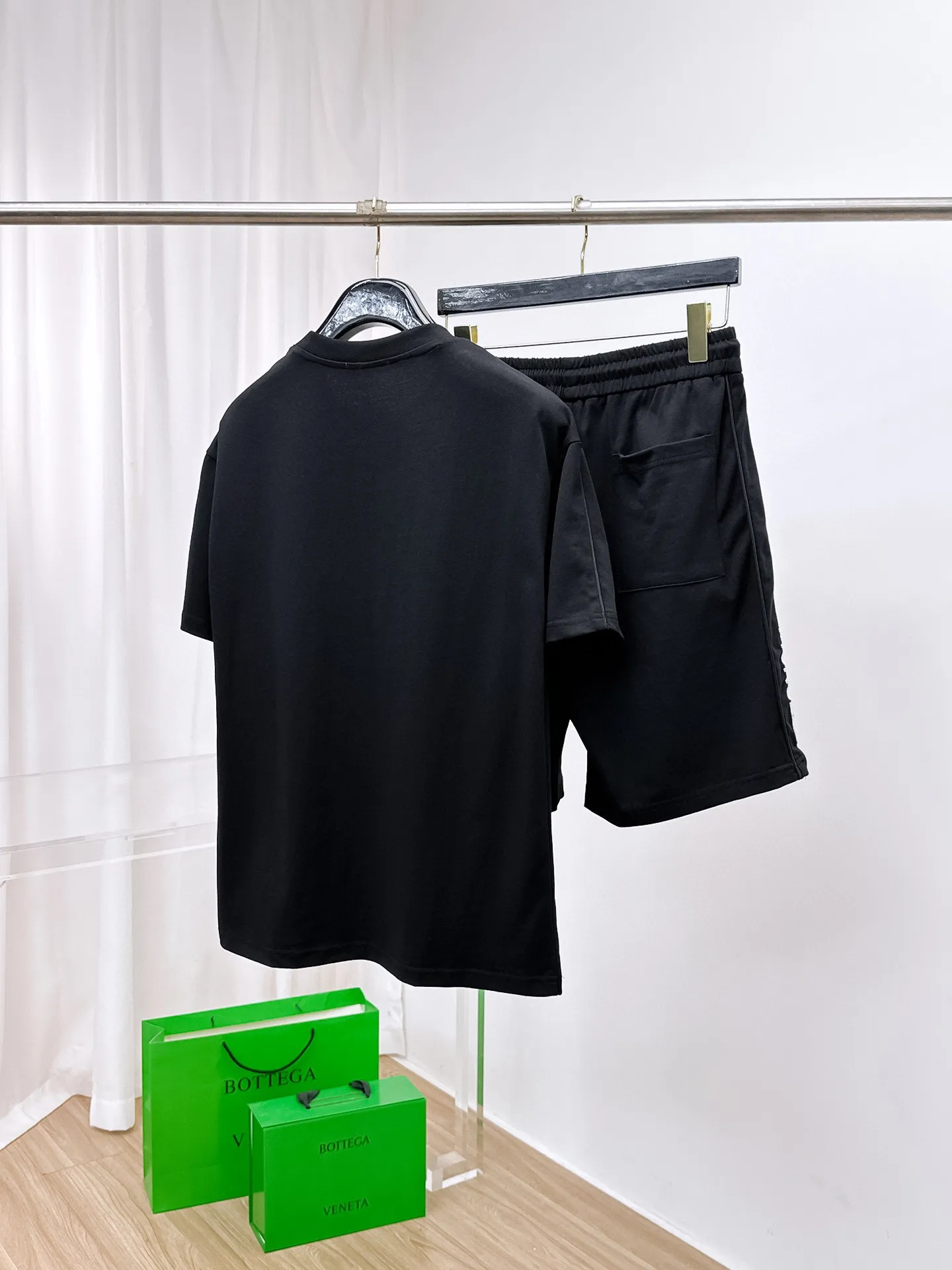 P560 Brand [MONCLER Mouth Covered] 2025 round neck short-sleeved shorts suit. The pure cotton fabric upper body will not be stuffy, the smooth and comfortable skin-friendly effect is more breathable, the fabric has its own texture, classic logo technology, a new interpretation from a unique angle, the first choice for fashion and versatility! Size: M-3XL (maximum wear: 190 pounds)