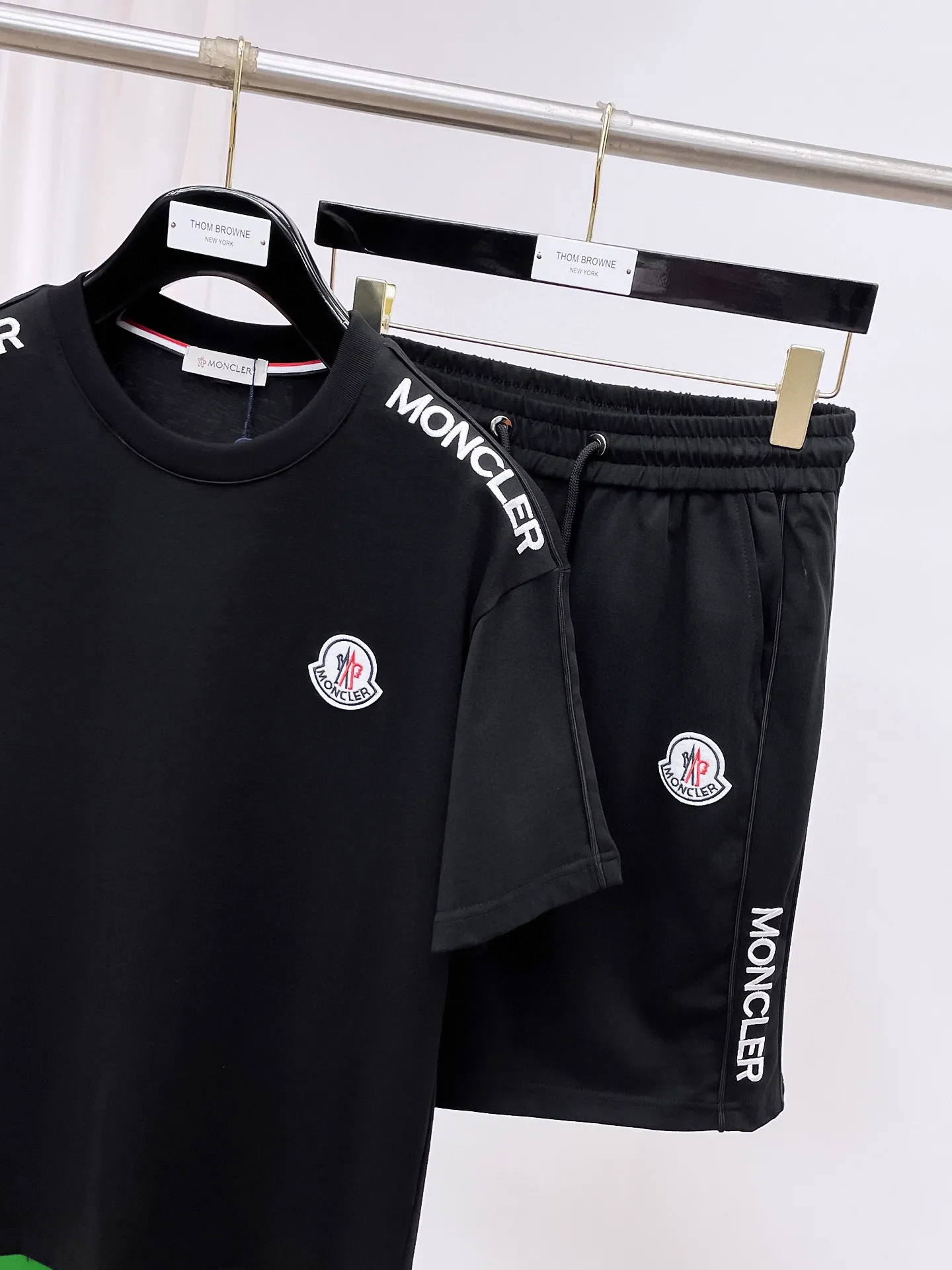 P560 Brand [MONCLER Mouth Covered] 2025 round neck short-sleeved shorts suit. The pure cotton fabric upper body will not be stuffy, the smooth and comfortable skin-friendly effect is more breathable, the fabric has its own texture, classic logo technology, a new interpretation from a unique angle, the first choice for fashion and versatility! Size: M-3XL (maximum wear: 190 pounds)