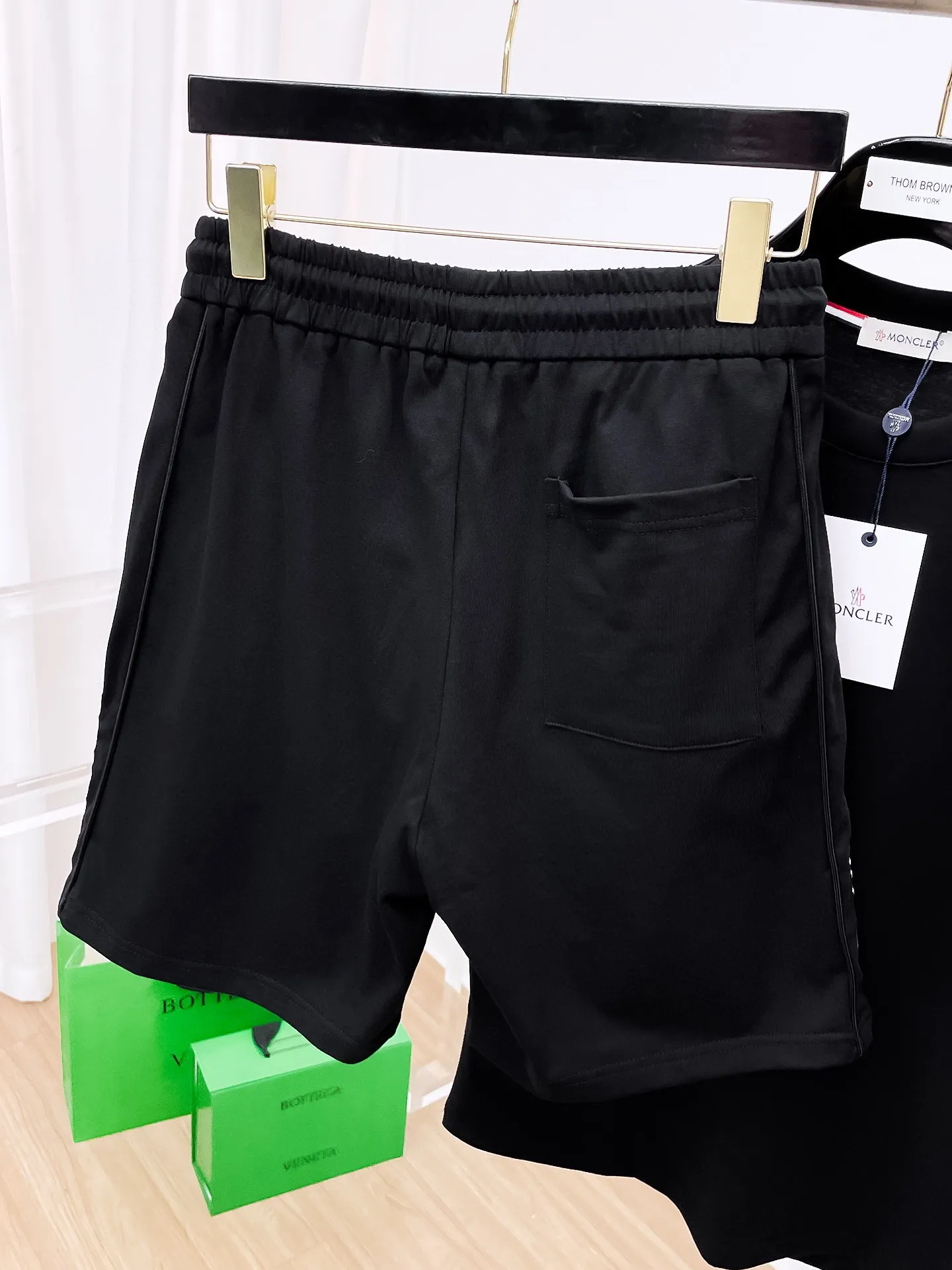 P560 Brand [MONCLER Mouth Covered] 2025 round neck short-sleeved shorts suit. The pure cotton fabric upper body will not be stuffy, the smooth and comfortable skin-friendly effect is more breathable, the fabric has its own texture, classic logo technology, a new interpretation from a unique angle, the first choice for fashion and versatility! Size: M-3XL (maximum wear: 190 pounds)