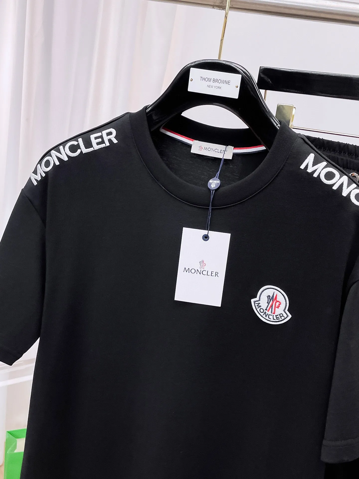 P560 Brand [MONCLER Mouth Covered] 2025 round neck short-sleeved shorts suit. The pure cotton fabric upper body will not be stuffy, the smooth and comfortable skin-friendly effect is more breathable, the fabric has its own texture, classic logo technology, a new interpretation from a unique angle, the first choice for fashion and versatility! Size: M-3XL (maximum wear: 190 pounds)