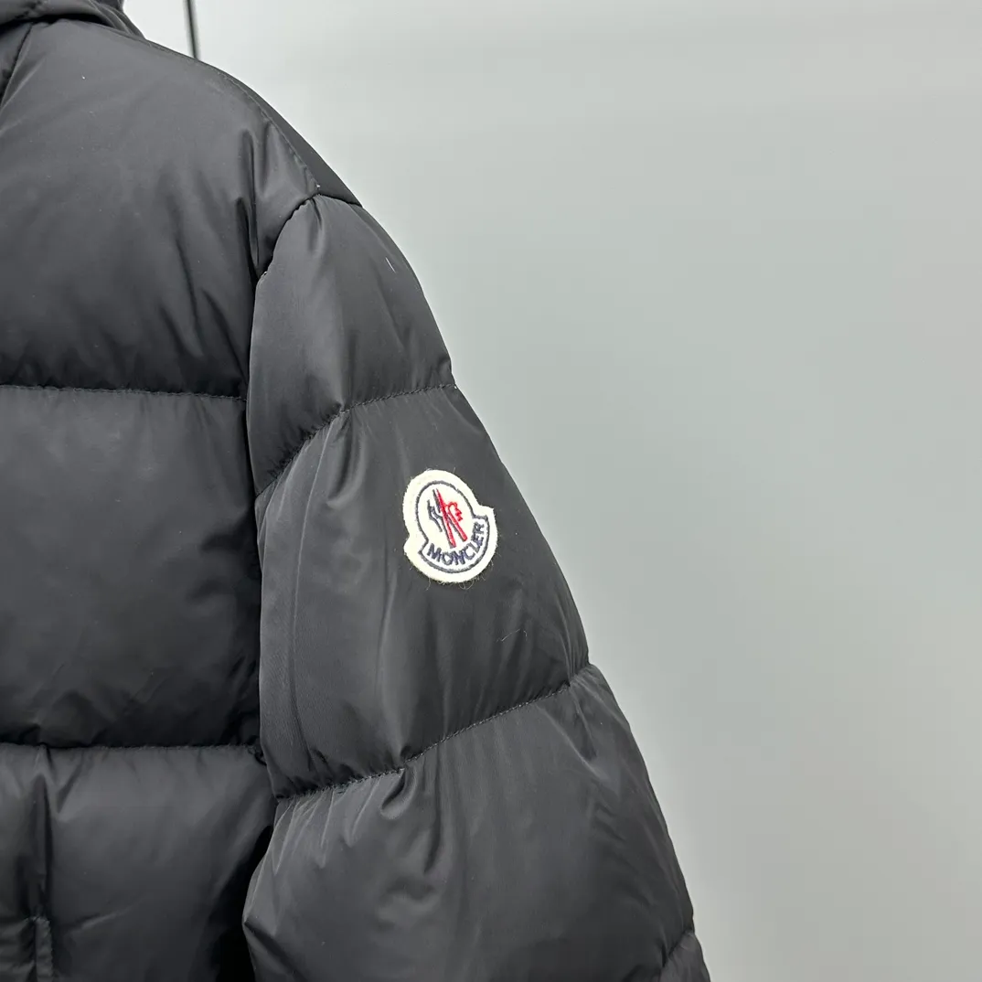 P980 Moncler 2025 Autumn and Winter New Avoce Short Women's Waist Slim Fit Adjustable Hood Down Jacket Jacket is three-dimensionally cut to reshape the elegant curves in winter and say goodbye to bloat! The ingenious three-dimensional cut and waist design outline the charming waistline in the down jacket, making it slimmer and slimmer. Whether commuting in the city or traveling on the weekend, you can always look confident and charming. Original hardware mold opening, details prove the quality. Each hardware piece is customized with original craftsmanship and mold opening, with delicate texture and durability. The zippers are smooth and the fasteners are exquisite, interpreting the attitude of high-end fashion in every detail. Light and warm, keeping out the cold without being heavy. Filled with high-quality down, which is light, soft but doubles the warmth. The short design is neat and tall. Pair it with high-waisted bottoms or boots to easily lengthen your body proportions.  Color: Black White Gray Size: 1-2-3-4