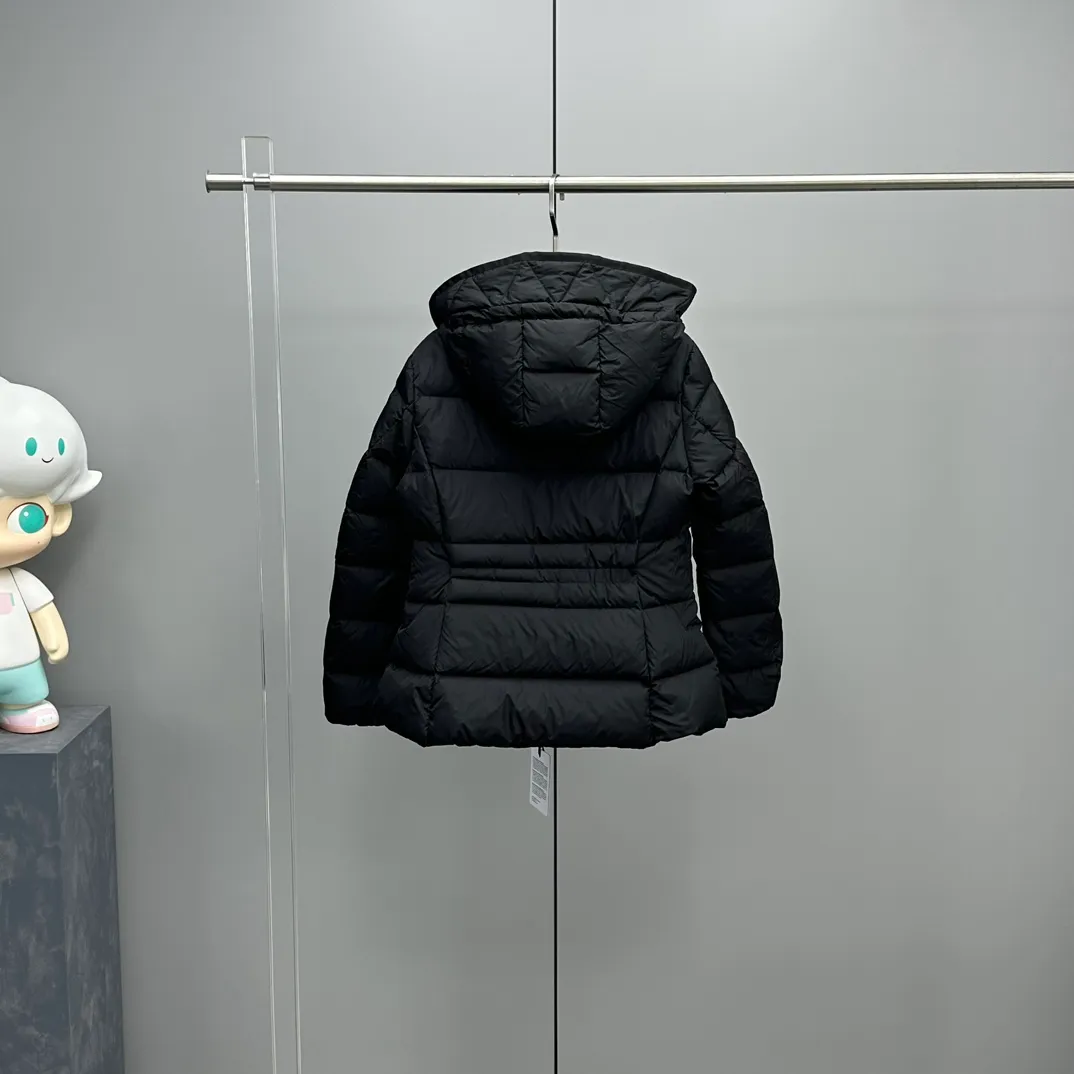 P980 Moncler 2025 Autumn and Winter New Avoce Short Women's Waist Slim Fit Adjustable Hood Down Jacket Jacket is three-dimensionally cut to reshape the elegant curves in winter and say goodbye to bloat! The ingenious three-dimensional cut and waist design outline the charming waistline in the down jacket, making it slimmer and slimmer. Whether commuting in the city or traveling on the weekend, you can always look confident and charming. Original hardware mold opening, details prove the quality. Each hardware piece is customized with original craftsmanship and mold opening, with delicate texture and durability. The zippers are smooth and the fasteners are exquisite, interpreting the attitude of high-end fashion in every detail. Light and warm, keeping out the cold without being heavy. Filled with high-quality down, which is light, soft but doubles the warmth. The short design is neat and tall. Pair it with high-waisted bottoms or boots to easily lengthen your body proportions.  Color: Black White Gray Size: 1-2-3-4