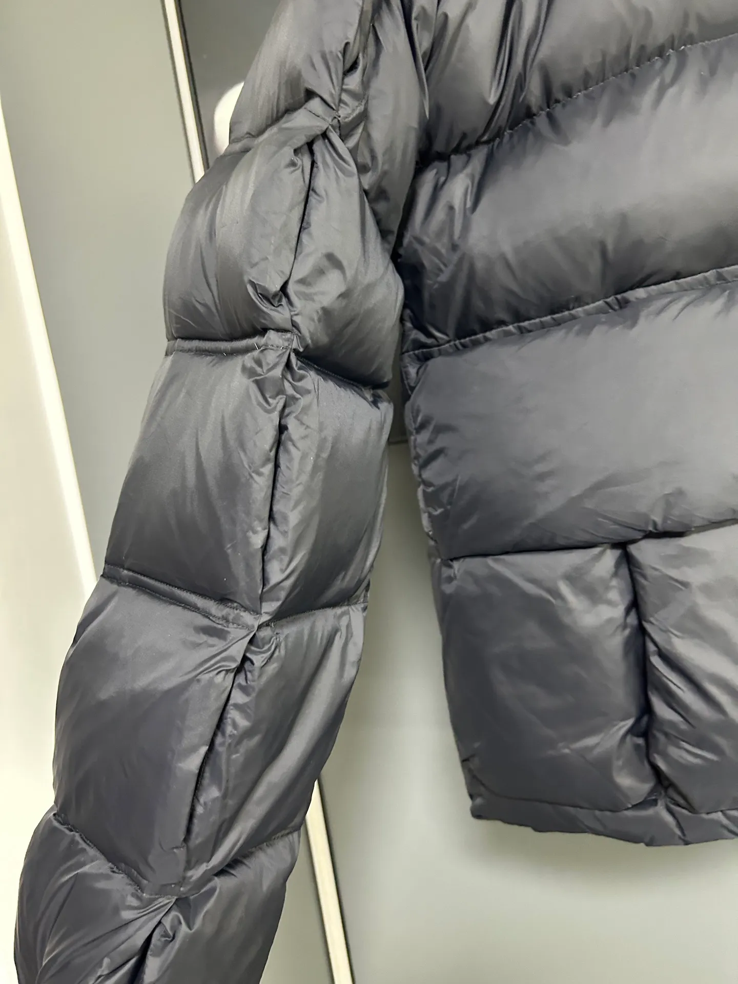 P1000 Moncler special grade down⬆️Moner x Cistopher Raxxy celebrity style 3D quilted zipper down jacket for men and women. This down is a men's and women's single product of the Moner x Cistopher Raxxy series. The decorative elements convey the design concept of the ladder of dreams. Actors Zhou Yutong and Wang Anyu passionately interpret the "Dream Staircase" design concept. This three-dimensional quilted down jacket is made of lightweight tear-resistant fabric and was created in collaboration with Cistopher Raxxy. This down jacket is inspired by a spiral staircase, with decorative elements that represent the winding steps of destiny. Details Made of lightweight ripstop fabric Fine ripstop lining Zippered opening and hidden pockets Windproof fly Zip closure Quilted patch, down-filled Co-branded felt logo patch size: 1.2.3.4