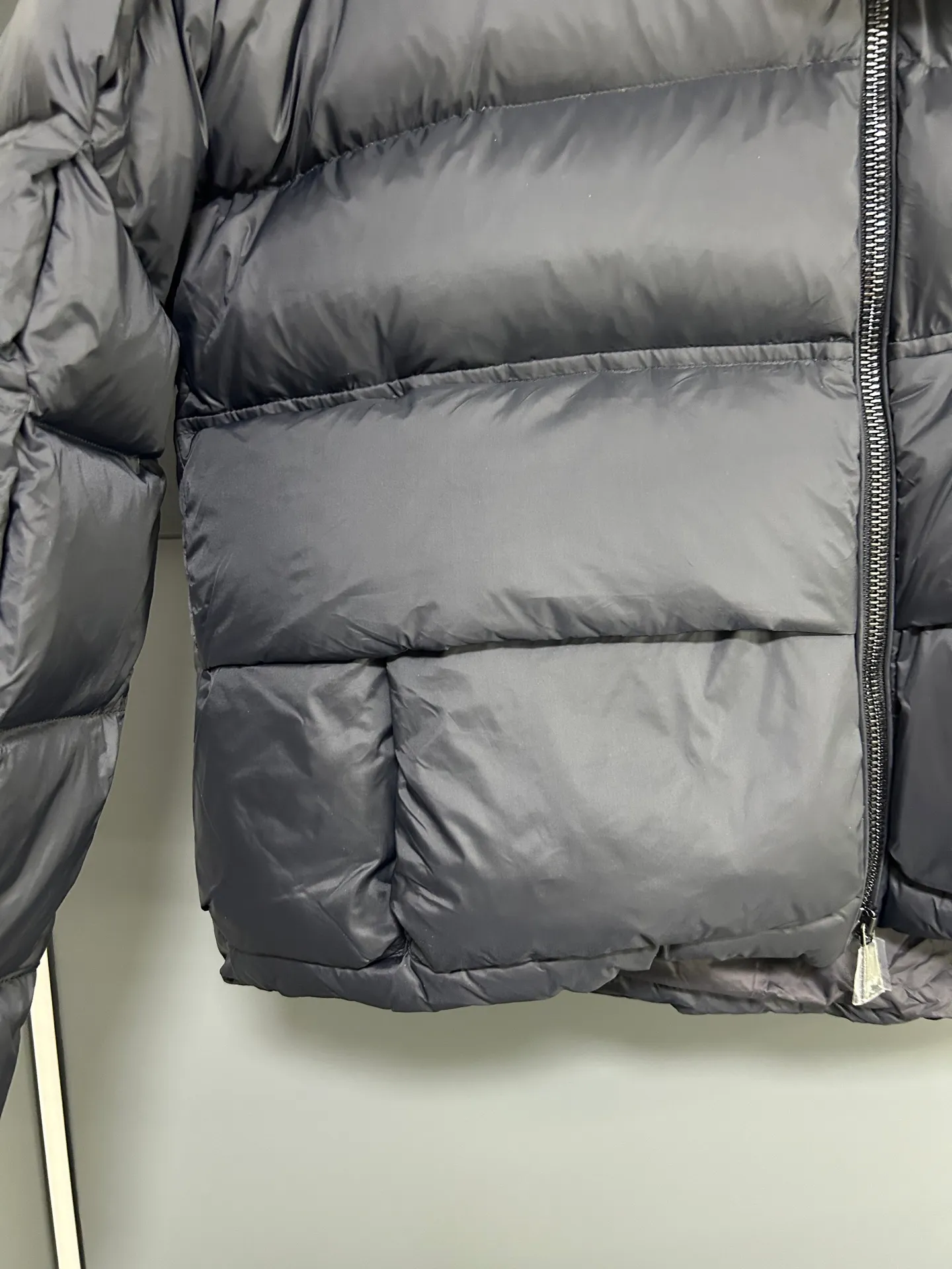 P1000 Moncler special grade down⬆️Moner x Cistopher Raxxy celebrity style 3D quilted zipper down jacket for men and women. This down is a men's and women's single product of the Moner x Cistopher Raxxy series. The decorative elements convey the design concept of the ladder of dreams. Actors Zhou Yutong and Wang Anyu passionately interpret the "Dream Staircase" design concept. This three-dimensional quilted down jacket is made of lightweight tear-resistant fabric and was created in collaboration with Cistopher Raxxy. This down jacket is inspired by a spiral staircase, with decorative elements that represent the winding steps of destiny. Details Made of lightweight ripstop fabric Fine ripstop lining Zippered opening and hidden pockets Windproof fly Zip closure Quilted patch, down-filled Co-branded felt logo patch size: 1.2.3.4