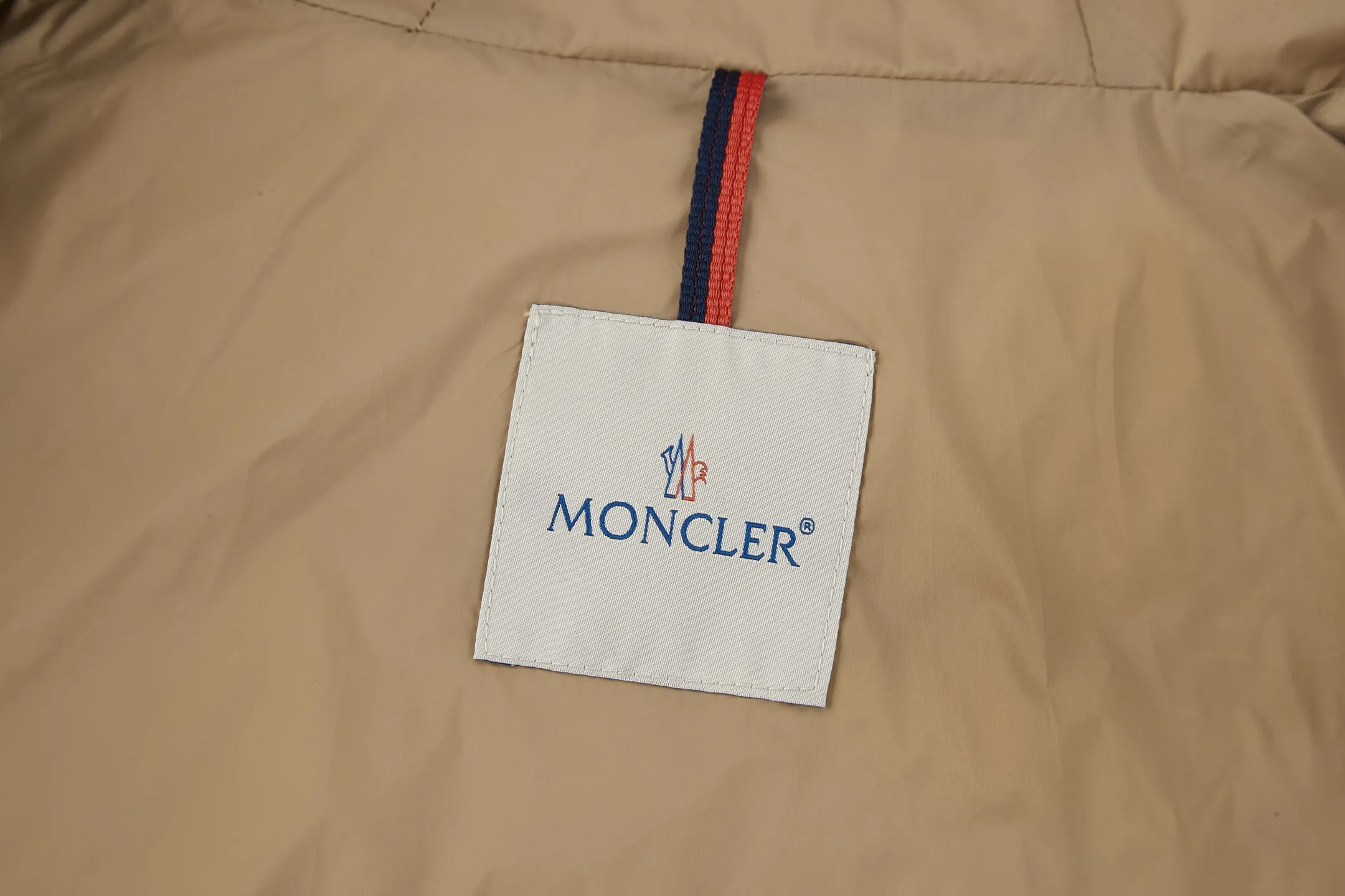 P1210 Moncler boed fox fur collar waisted women's down jacket (khaki) is made of customized lightweight waterproof breathable 100% polyester fabric. Filled with RDS-certified 90% high-loft white duck down, the down filling volume is about 300G, and the fill power is as high as 800+ 5A standard warmth level! The logo is made of wool yarn and then processed with imported Tajima machine three-dimensional embroidery process, which is extremely tight and has perfect details. The entire set of excipients is independently developed, and every small detail is perfectly presented. (Ps: The fur collar is removable!) Size:1-2-3-4