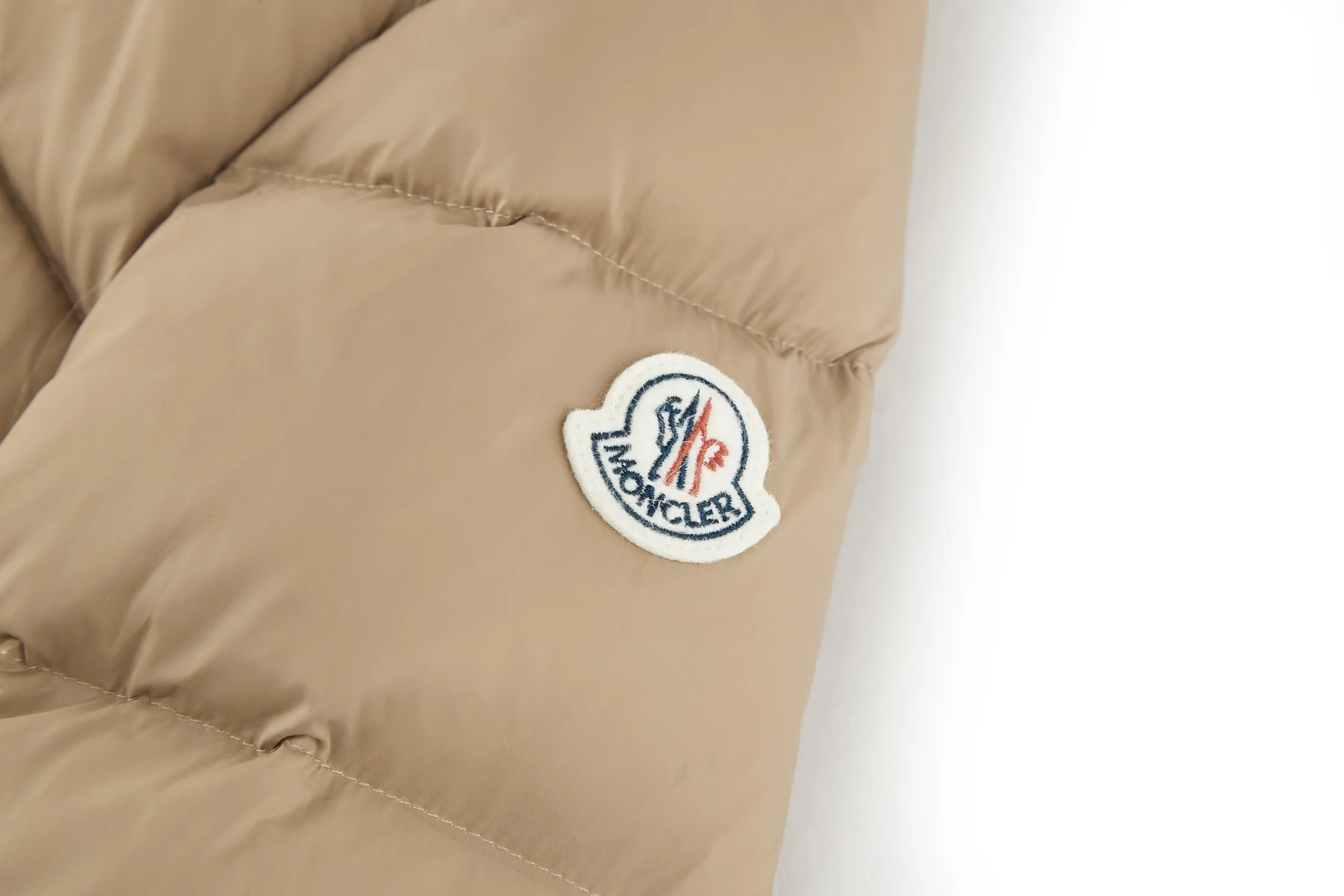 P1210 Moncler boed fox fur collar waisted women's down jacket (khaki) is made of customized lightweight waterproof breathable 100% polyester fabric. Filled with RDS-certified 90% high-loft white duck down, the down filling volume is about 300G, and the fill power is as high as 800+ 5A standard warmth level! The logo is made of wool yarn and then processed with imported Tajima machine three-dimensional embroidery process, which is extremely tight and has perfect details. The entire set of excipients is independently developed, and every small detail is perfectly presented. (Ps: The fur collar is removable!) Size:1-2-3-4