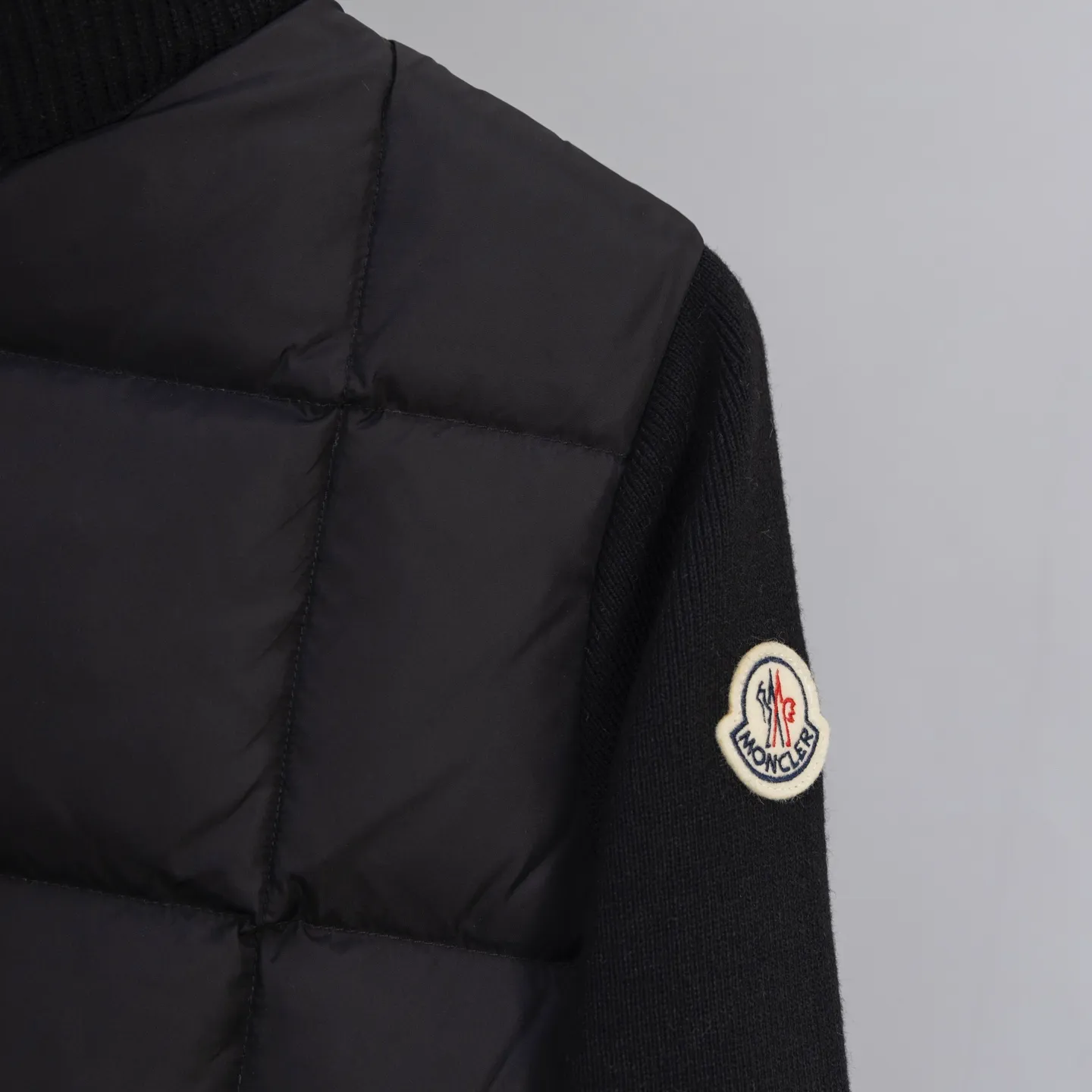 P610 2025 Autumn and Winter New Style🆕Down Jacket Top Purchasing Version Moncler Meng Mouth Autumn and Winter Women's Cardigan Stand Collar Spliced ​​Knitted Down Doll Style Short Down Back Sleeves Knitted Material Upper Body Slimming Spliced ​​Down Jacket Warmth and Age Reducing Bread Cube Checkered Down Jacket Upper Body Simple and Fashionable Hem Drawstring Design Adjustable Version Can Be Weared Alone or Inside Color: Black Milky White