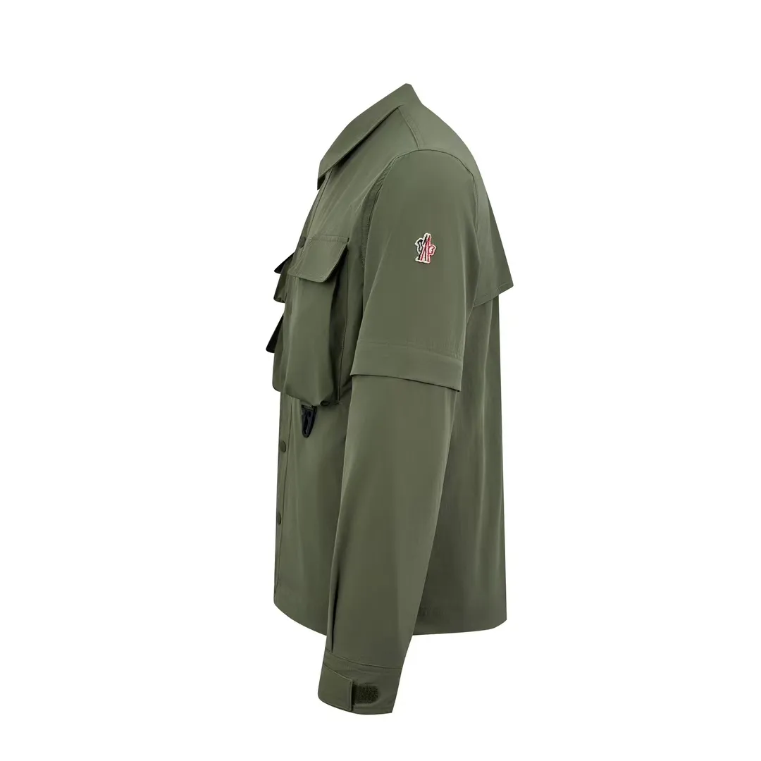 P560 Moncler Grenoble functional outdoor jacket Custom dyed double stretch mercerized poplin Custom dyed soft mesh pongee Excellent texture Comfortable and close to the skin Dark green inspired by plant texture The color is taken from sage leaves soaked in morning dew Precision narrative of functional pocket system Balance of function and aesthetics The iconic Moncler logo appears on the sleeves, fully recognizable The triangular logo of the same color is hidden in the fabric texture like a mark in the undercurrent of the deep sea, extremely invisible and yet obvious The detachable sleeve design allows for diversified outfits. You can switch styles at will. It is chic and free, showing nobility. It balances outdoor practicality and urban aesthetics and leads the fashion. Process 1: Adopt a three-in-one process. Prioritize and evenly coat the glue on the surface of the substrate that needs to be composited, and then dry and solidify it. Then laminate the substrate with the adhesive film and the non-woven fabric, then cool and solidify, and then composite it with the filter non-woven fabric. The workmanship is cumbersome and complex, time-consuming and labor-intensive. Process 2: Embossing composite technology uses computer scanning to ensure that the imprint size and shape are consistent with the original, and then uses special glue as an adhesive to combine and solidify to achieve complete dryness and the best bonding effect. Process 3: Use CNC laser burning and cutting. Based on the high-energy characteristics of the laser, the moving path of the laser beam is precisely controlled by the laser generator to achieve precise cutting of the shape of the piece. Process 4: Template machine bag opening. The preset template guides the position, shape and size of the bag opening. The accuracy ensures the quality of the bag opening effect. Process 5: Using infrared special machine buttoning, the position is more precise and strong. Accessories: Customized 1:1 Moncler snap button Customized 1:1 Moncler resin buckle Customized 1:1 Moncler logo seal Customized 1:1 Moncler logo armband Customized 1:1 Moncler zipper rope ring Customized 1:1 Moncler zipper pull Customized 1:1 Moncler trademark Version: Loose version Function: Detachable sleeve splicing Style can be switched at will Size: 1 2 3 4