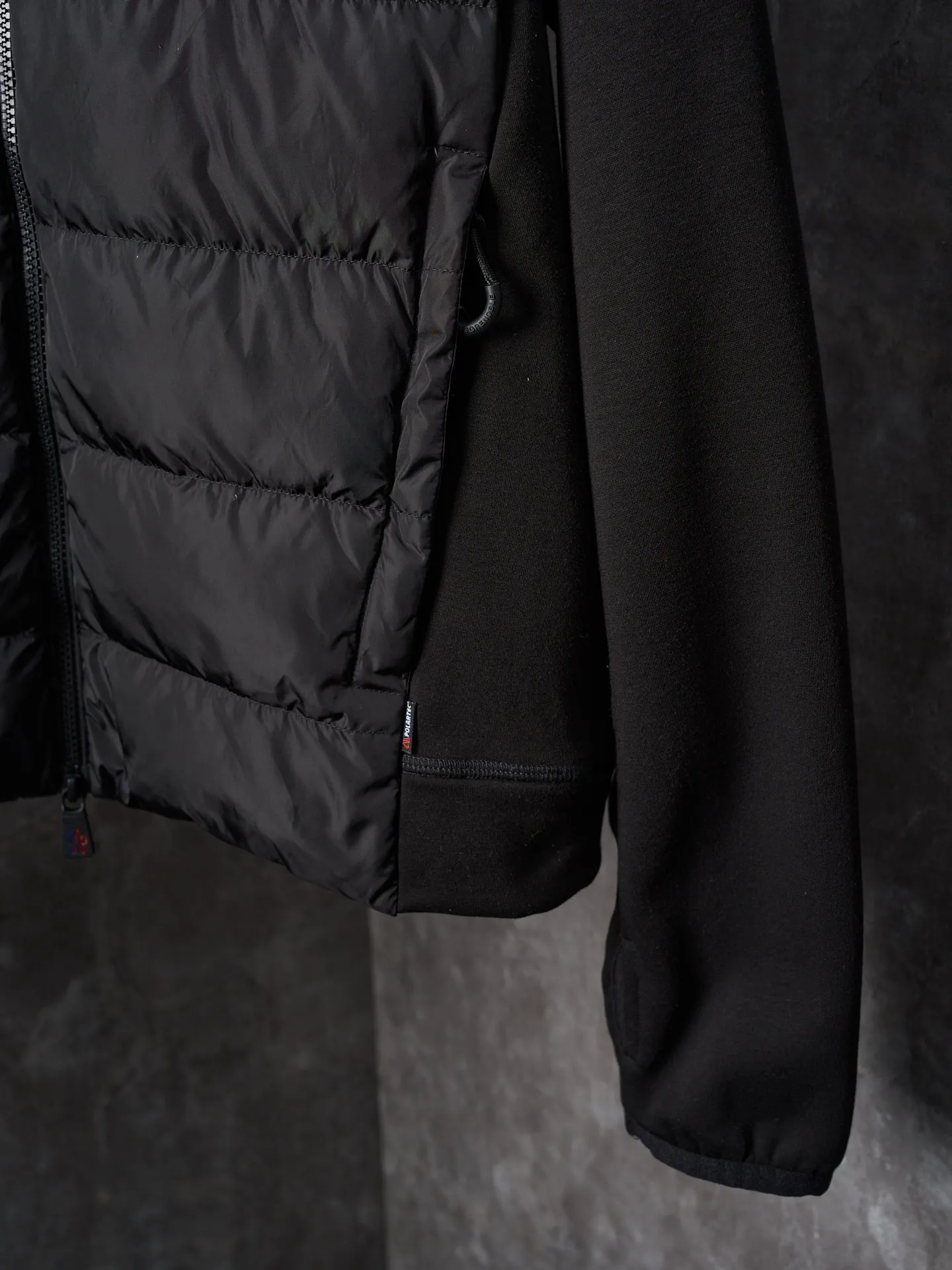 P780 Actual auction] Moncler/Mask Logo woven splicing down jacket [Ready stock] S M L XL custom matte lattice air shield velvet and 300D high-density calendered coating Using the new national standard 90 white duck down (welcome to test) Full of down content, full of warmth, light and fluffy, with a pure and extreme black tone, exuding an irresistible charm The Monlcer triangle logo is embellished on the chest, the power aesthetic of the minimalist logo The concentrated down filling in the front panel creates dynamic insulation for the core heat dissipation zone of the human body. The hooded down is a moving warm flow barrier for the head and neck, forming a thermal energy circulation system with the front panel. The elastic woven sleeves provide freedom of movement with a sense of compression, forming a relaxed and warm philosophy. Real high-end is to let function become the footnote of style. Computer mechanical down filling prioritizes the liner paper pattern to determine the down filling area according to the original three-dimensional effect. Determine the weight of down per square meter to calculate the amount of down filling for each piece. The computerized down filling machine uses a digital weighing unit to achieve stable measurement. 3D three-dimensional quilting technology uses the programming system of the CNC quilting machine to accurately separate the down in different areas to ensure that the fillings are evenly fixed after sewing and avoid agglomeration or shifting. The computerized template machine lines the lines. The computerized template machine lines the line process with extremely high neatness and smoothness. The craftsman accurately controls the size during the operation to ensure that each line meets the design requirements. The lines of the entire template are smooth and uniform. Neat and beautiful. Triple locking and five-thread dense stitching technology. Main seam locking + diagonal reinforcement + raw edge wrapping. Triple structure to form a three-dimensional protective net at the edge of the fabric to avoid stitch breakage.