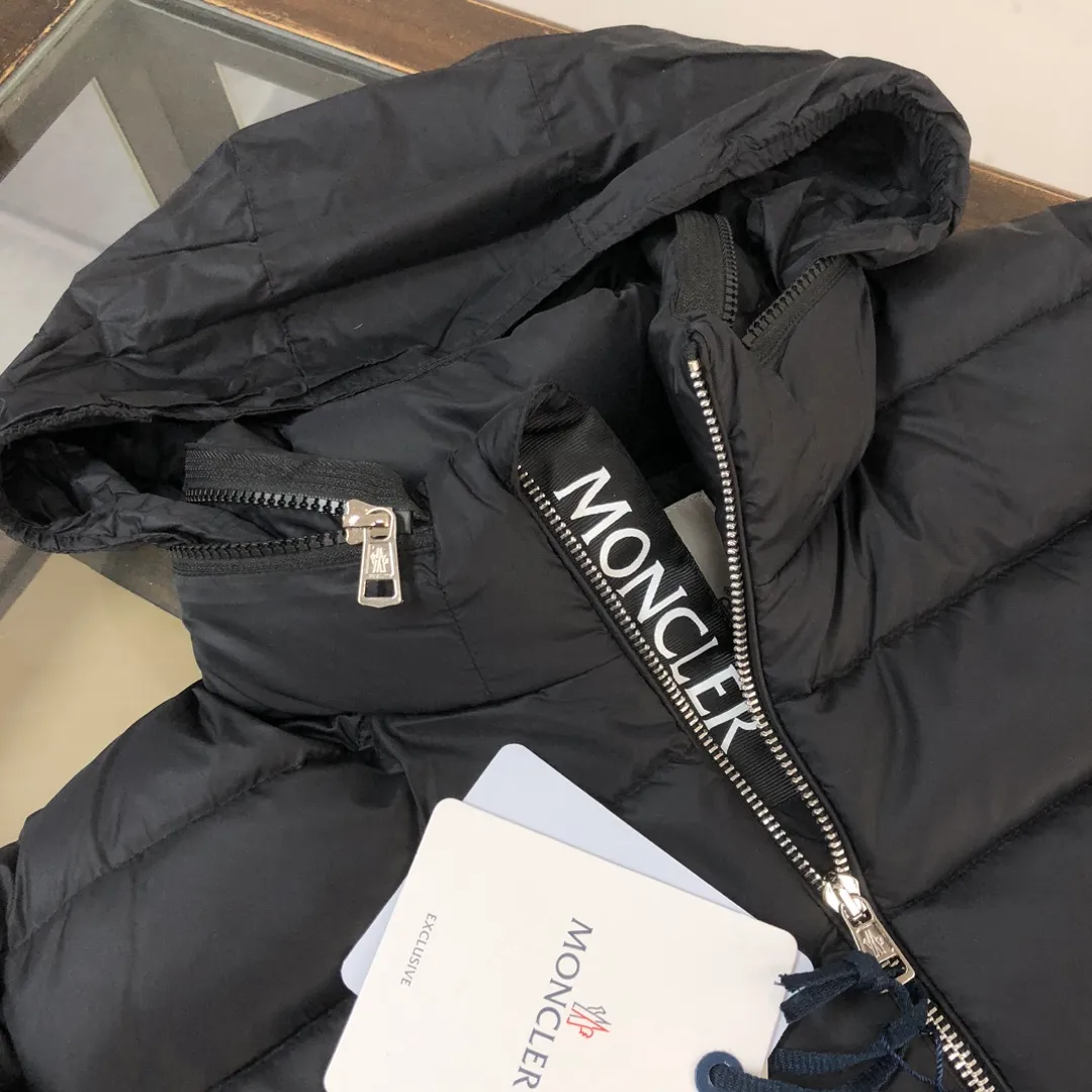 P800 Moncler 2025 latest men's lightweight motorcycle style stand-collar hidden hooded down jacket ⭐️ Same style as the official website, on sale at counters!  ✨Imported fabrics supplied by customers, windproof and snowproof, with first-class feel, full texture and no velvet! The inside is full of down, international standard 90 duck down, with high fluffiness and excellent warmth retention performance! The hardware has the iconic logo! ✨Simple silhouette tailoring, 3D three-dimensional tailoring, chic and casual, loose and short version, suitable for all heights! ✨Versatile and age-reducing, both in terms of fabric material and overall silhouette, it has both fashionable styling and good cold protection effect, and brings a comfortable wearing experience and feeling! The upper body effect is great! A versatile hot item for winter, a must-have for stylish men! Produced by a large factory, with original hardware and accessories, and fine workmanship! Three standards are complete, shop around at the counters! Color: Black Size: 1-2-3-4-5-6