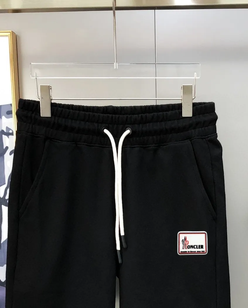 P230 Moncler 2024 new original men's casual shorts, the latest release on the official website of the counter, ✨ High-end quality, simple, fashionable and elegant ✨ Classic logo LOGO design, customized original imported 100% cotton fabric, simple and elegant, versatile style, elegant and handsome upper body, brand new sense of sight! The details are all in place, no one is picky about the upper body, and you must pay for your own money. Size: S-XL (can wear up to 185 pounds, please state your height and weight when placing an order) Black Gray