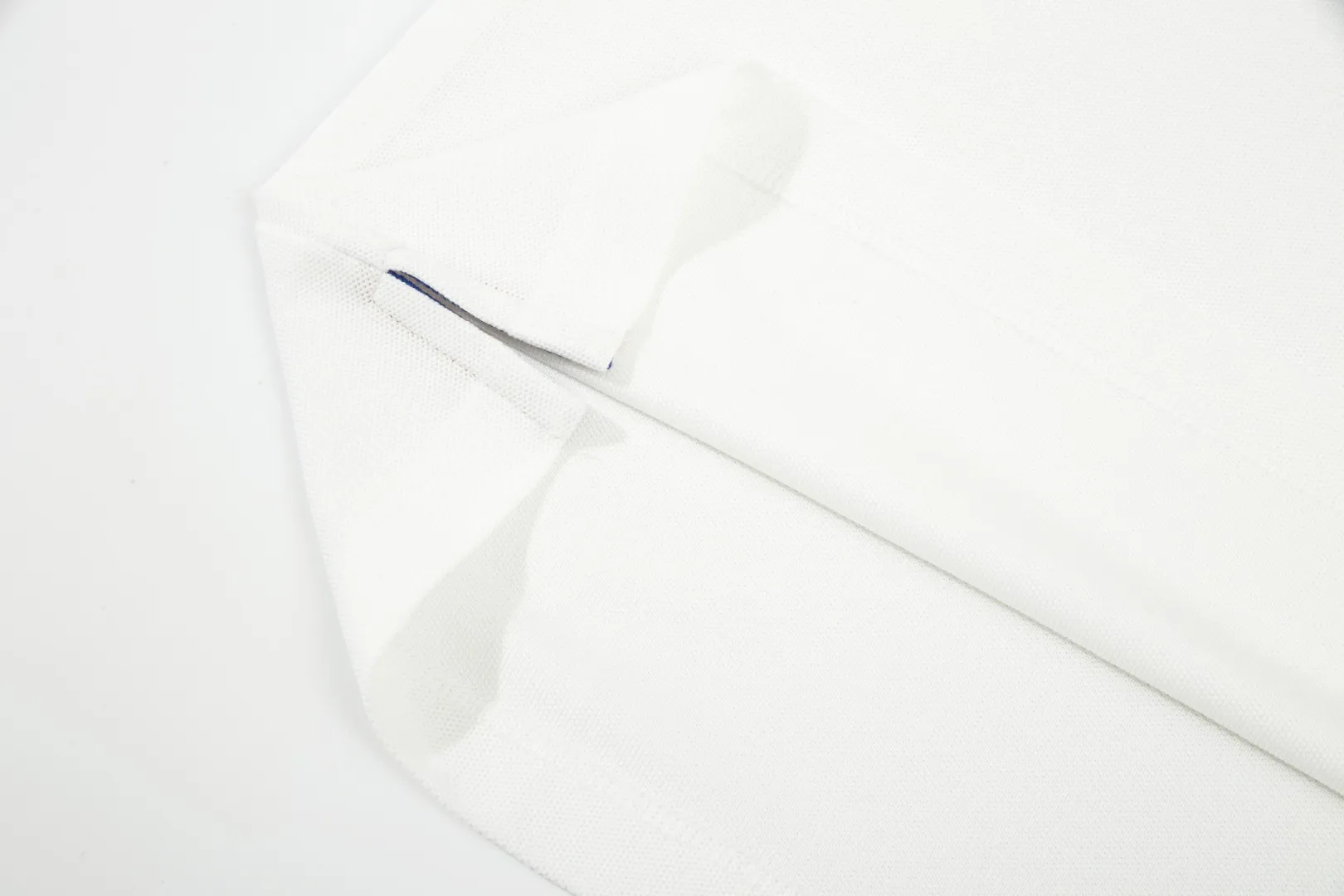 P210 MONCLER/Muzzled New style logo embroidered lapel long-sleeved polo shirt.  A simple yet refined T-shirt. The best item to create a modern and elegant look. Excellent channel product! Customer-supplied Piquet porous fiber pique cotton fabric, which can be called a "breathing fabric."  The unparalleled texture is inseparable from the exquisite materials used in craft tailoring. The craft knitted quilted design makes the hand feel extremely smooth and delicate without any roughness. The original logo design is more luxurious and noble. The upper body is comfortable and classy. The hand feels very smooth and soft. It can be easily controlled regardless of business, fashion or leisure. The age span is very large, which conforms to the trendy and practical dressing customs. It is the first choice for senior urban fashion people.  Black/white/Tibetan orchid Size: M~3XL