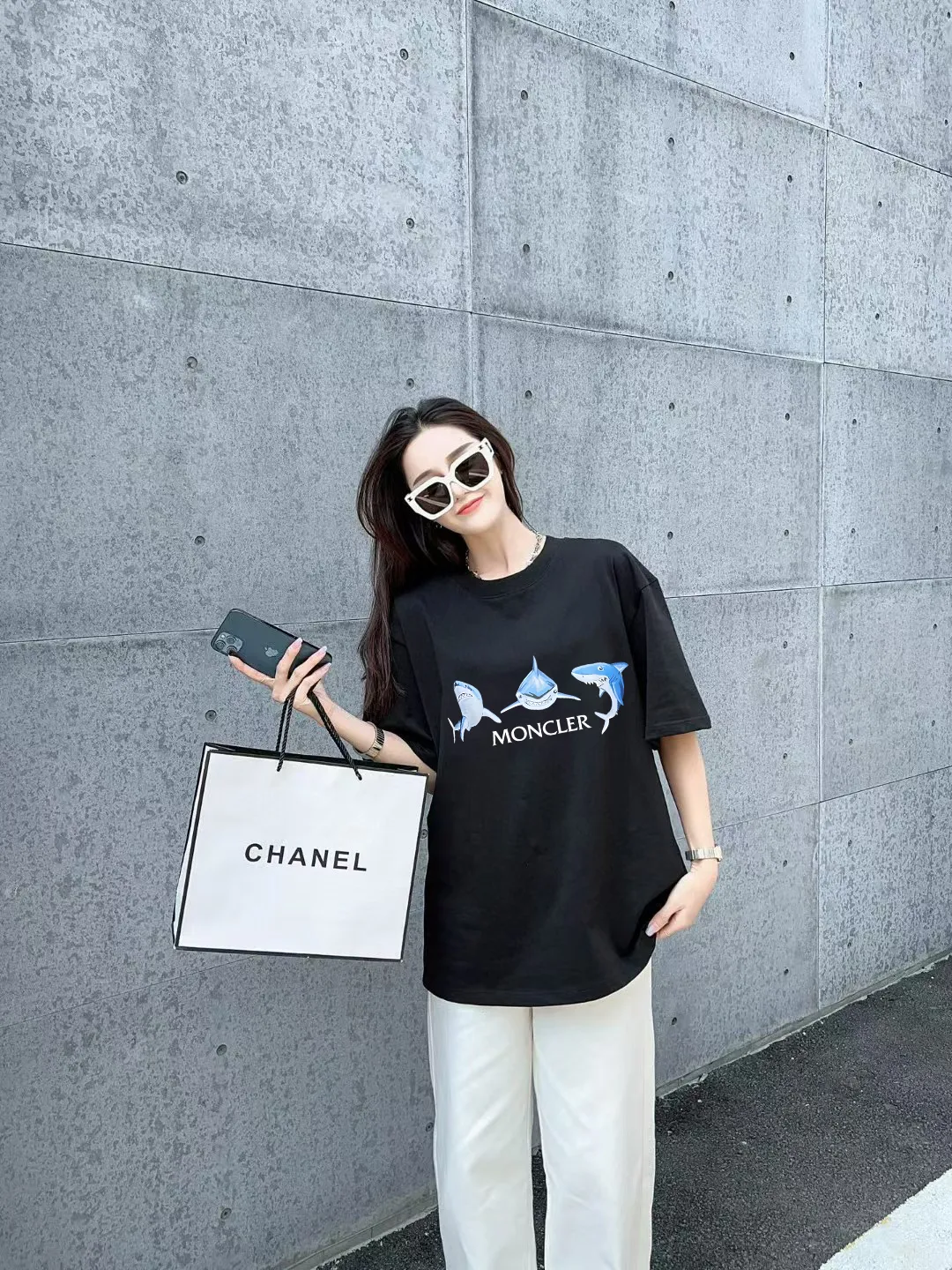 P140 🔥 [MONCLER] 2025FW short-sleeved T-shirt with badge + LOGO, high-end 26s double yarn 300g fabric, heavy fabric, custom stretcher rib, same vat and dye, complete three standards, same style for men and women, color: black, white, size: S M L XL 2XL