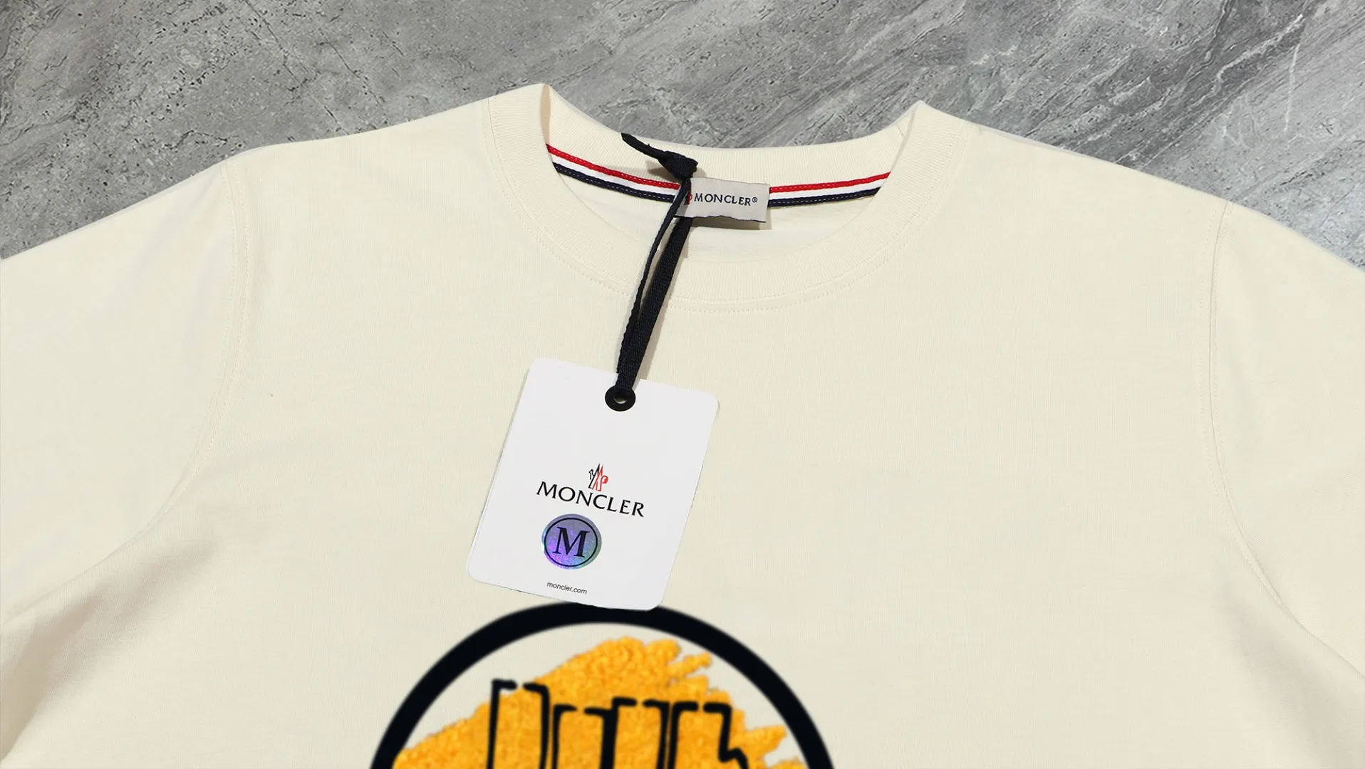 P210 high version sweatshirt) 📦Support exchange after the year📦 [Long-term ready stock] 〖 𝐌𝐎𝐍𝐂𝐋𝐄𝐑~Mask〗 Made of 440g heavyweight fabric Different from the market currency, you can match it with anything and it will be handsome😎The whole dress is made of double waistcoats. The double waistcoat method makes the whole dress more three-dimensional. It is not something that ordinary factories can do. 2025 T stage spring catwalk version, on sale at the counter, round neck terry sweatshirt. High-end double-strand pure cotton. Customized stretch ribs are dyed in the same vat. Complete with three standards. Matched with exquisite embroidered LOGO on the chest, simple and advanced. Same style for men and women. Color: black, apricot, white Size: S M L XL 2XL