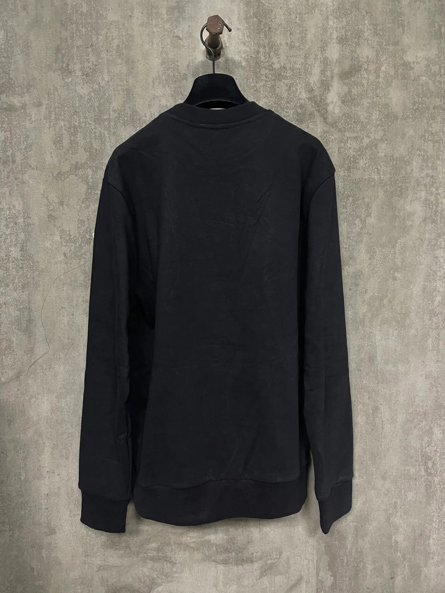 P360 MONCLER Covered Mouth Embroidered Armband Sweatshirt Fabric: Made of 380g brushed sweatshirt terry, the fabric is brushed to make the surface feel softer and smoother. The thread is matched with 1*1 double yarn thread. The embroidery uses 3D multi-dimensional embroidery, embellished with connected brand embroidered letters. The armband is made of sheepskin composite embroidery technology. Customized hardware, threads, accessories, plate alignment, same style for men and women -Color: black apricot -Size: S M L XL