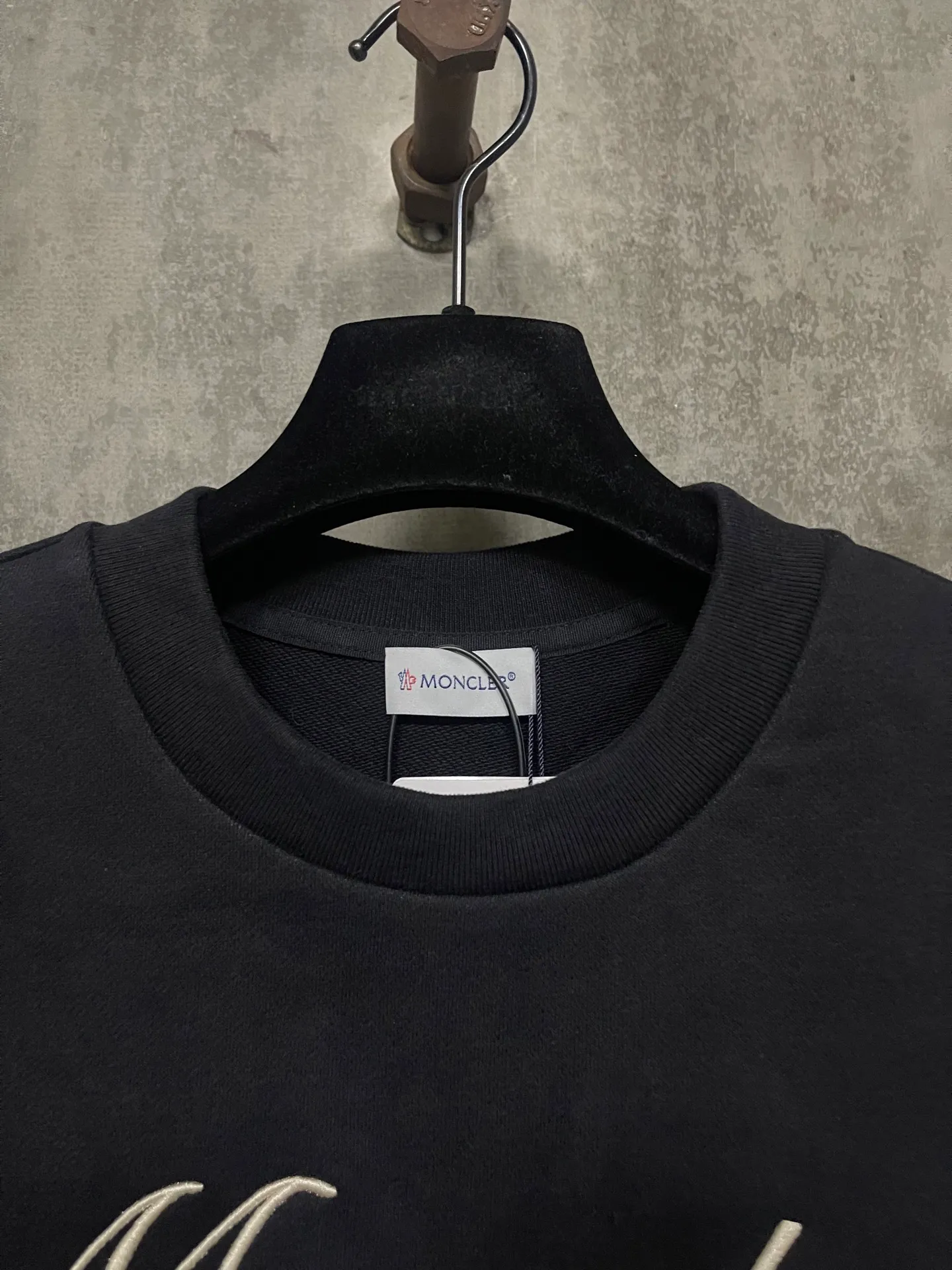 P360 MONCLER Covered Mouth Embroidered Armband Sweatshirt Fabric: Made of 380g brushed sweatshirt terry, the fabric is brushed to make the surface feel softer and smoother. The thread is matched with 1*1 double yarn thread. The embroidery uses 3D multi-dimensional embroidery, embellished with connected brand embroidered letters. The armband is made of sheepskin composite embroidery technology. Customized hardware, threads, accessories, plate alignment, same style for men and women -Color: black apricot -Size: S M L XL