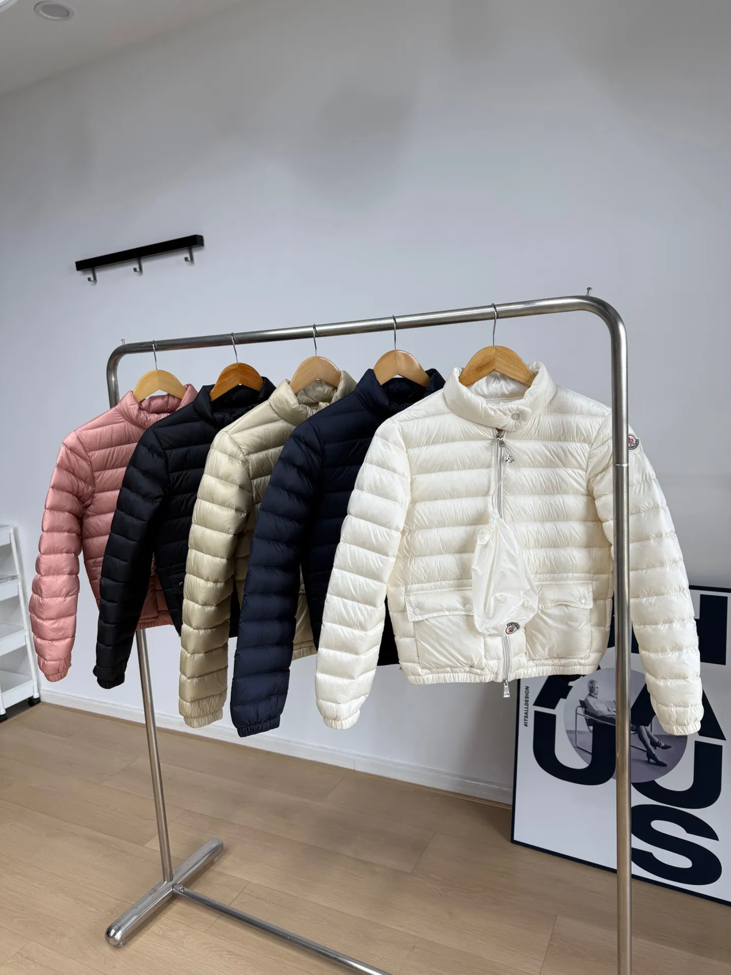 P640 mon*Lans Women's Short Thin Down Jacket The Lans women's jacket is one of Moncler's all-time hot items. It continues to innovate and evolve, but still maintains its sports fashion essence. Japanese standard 90 velvet filling Color: black, off-white, pink, navy blue, apricot Size: 1-4